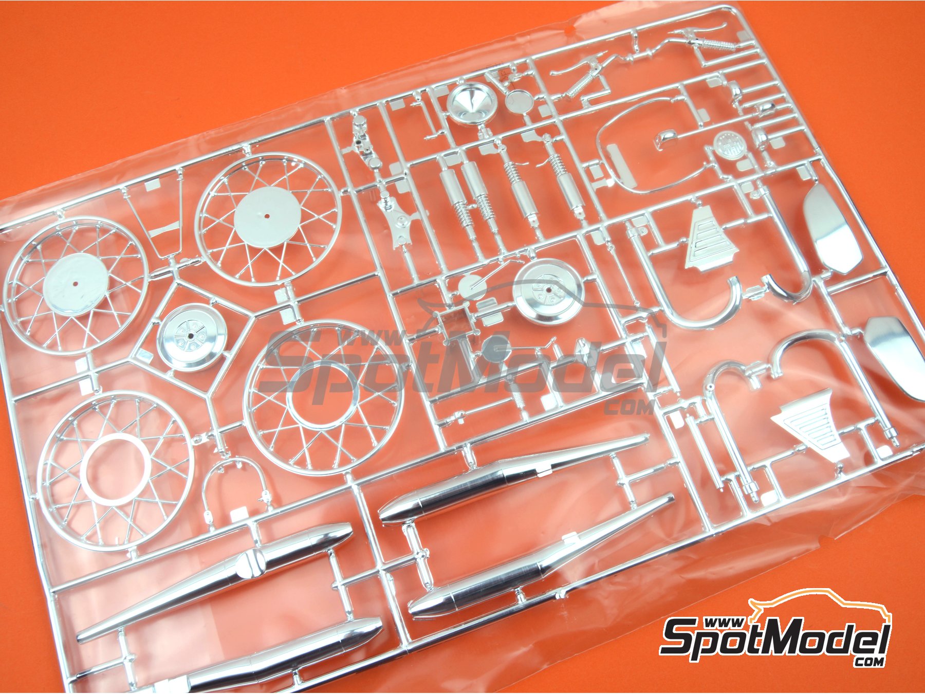 Image 3: BMW R75/5 | Model bike kit in 1/8 scale manufactured by Revell (ref. REV07938, also 07938 and 4009803079387) Image 3: BMW R75/5 | Model bike kit in 1/8 scale manufactured by Revell (ref. REV07938, also 07938 and 4009803079387)