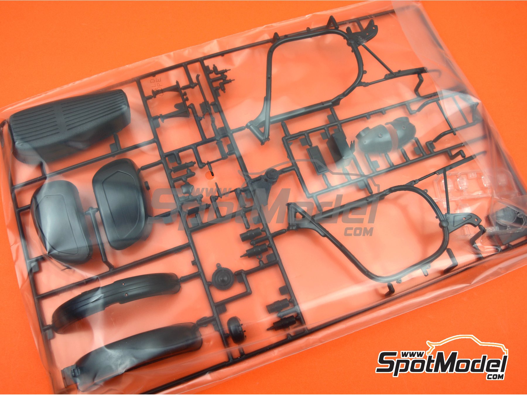 Image 4: BMW R75/5 | Model bike kit in 1/8 scale manufactured by Revell (ref. REV07938, also 07938 and 4009803079387) Image 4: BMW R75/5 | Model bike kit in 1/8 scale manufactured by Revell (ref. REV07938, also 07938 and 4009803079387)