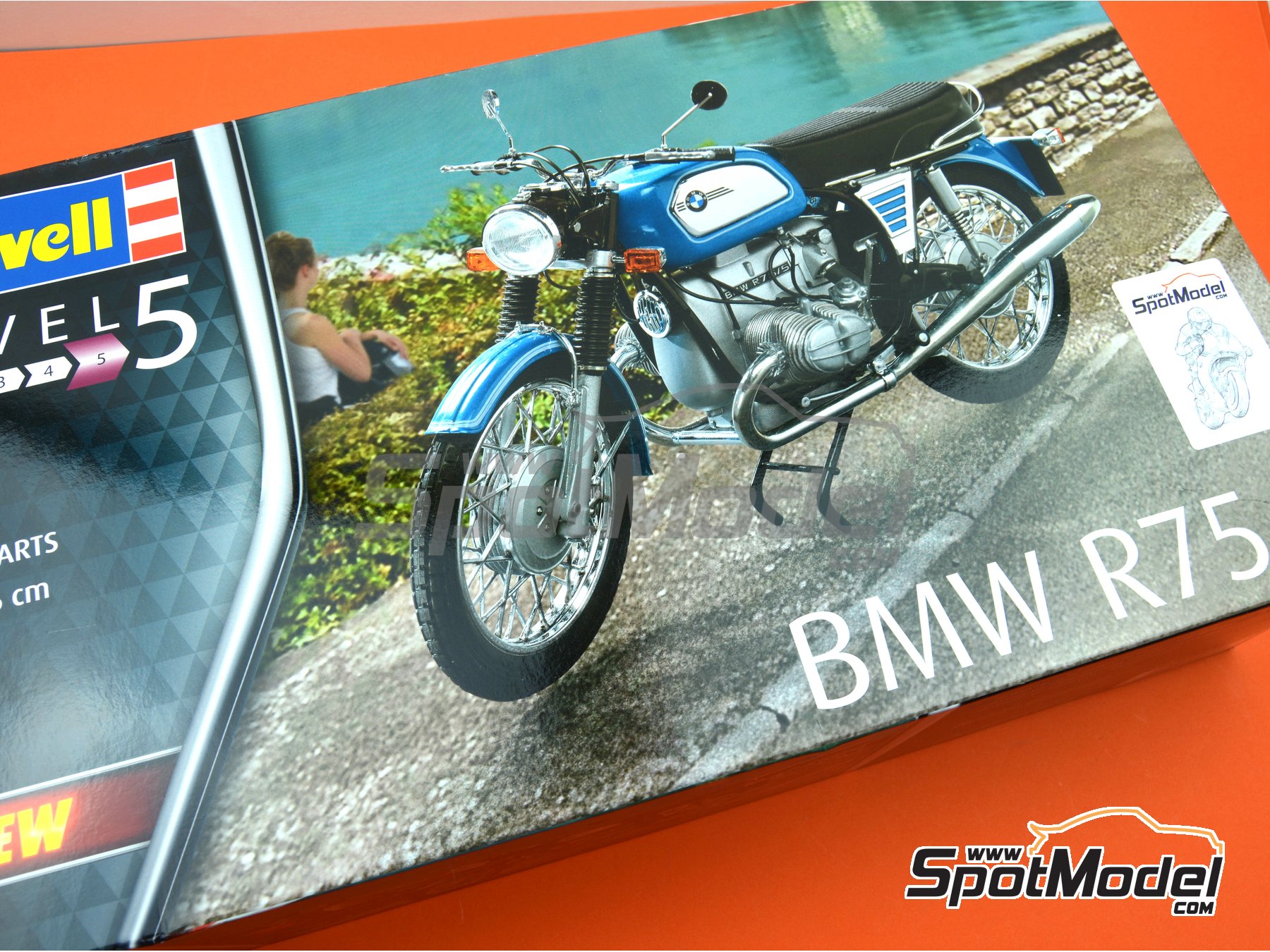 Image 12: BMW R75/5 | Model bike kit in 1/8 scale manufactured by Revell (ref. REV07938, also 07938 and 4009803079387) Image 12: BMW R75/5 | Model bike kit in 1/8 scale manufactured by Revell (ref. REV07938, also 07938 and 4009803079387)
