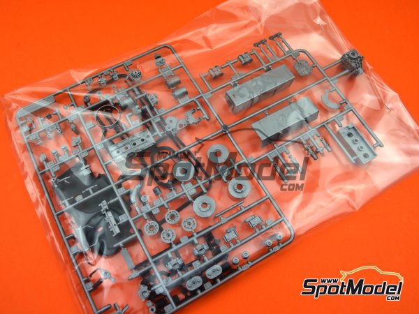 Image 7: Caterham Super Seven BDR | Model car kit in 1/12 scale manufactured by Tamiya (ref. TAM10204, also 10204) Image 7: Caterham Super Seven BDR | Model car kit in 1/12 scale manufactured by Tamiya (ref. TAM10204, also 10204)