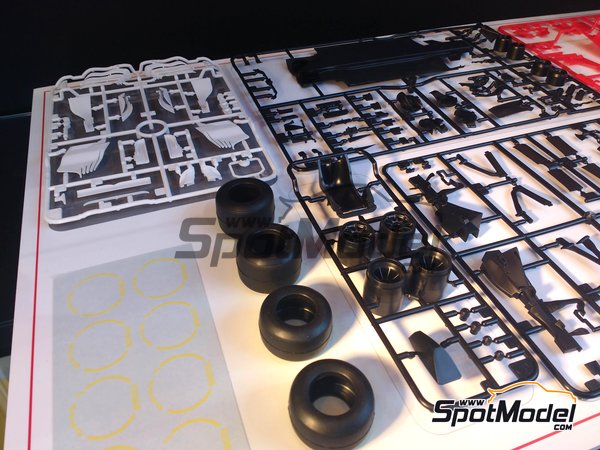 Image 7: Ferrari SF70H Banco Santander - Australian Formula 1 Grand Prix 2017 | Model car kit in 1/20 scale manufactured by Tamiya (ref. TAM20068, also 20068) Image 7: Ferrari SF70H Banco Santander - Australian Formula 1 Grand Prix 2017 | Model car kit in 1/20 scale manufactured by Tamiya (ref. TAM20068, also 20068)