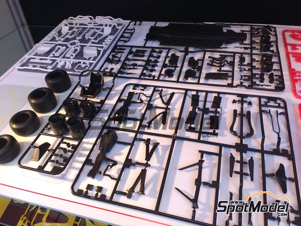 Image 8: Ferrari SF70H Banco Santander - Australian Formula 1 Grand Prix 2017 | Model car kit in 1/20 scale manufactured by Tamiya (ref. TAM20068, also 20068) Image 8: Ferrari SF70H Banco Santander - Australian Formula 1 Grand Prix 2017 | Model car kit in 1/20 scale manufactured by Tamiya (ref. TAM20068, also 20068)