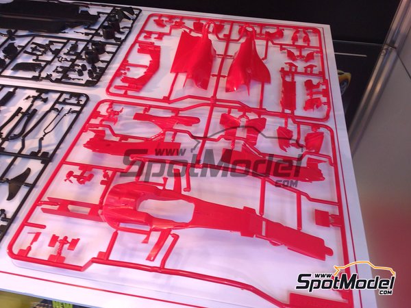 Image 9: Ferrari SF70H Banco Santander - Australian Formula 1 Grand Prix 2017 | Model car kit in 1/20 scale manufactured by Tamiya (ref. TAM20068, also 20068) Image 9: Ferrari SF70H Banco Santander - Australian Formula 1 Grand Prix 2017 | Model car kit in 1/20 scale manufactured by Tamiya (ref. TAM20068, also 20068)