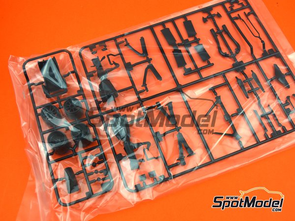 Image 26: Ferrari SF70H Banco Santander - Australian Formula 1 Grand Prix 2017 | Model car kit in 1/20 scale manufactured by Tamiya (ref. TAM20068, also 20068) Image 26: Ferrari SF70H Banco Santander - Australian Formula 1 Grand Prix 2017 | Model car kit in 1/20 scale manufactured by Tamiya (ref. TAM20068, also 20068)