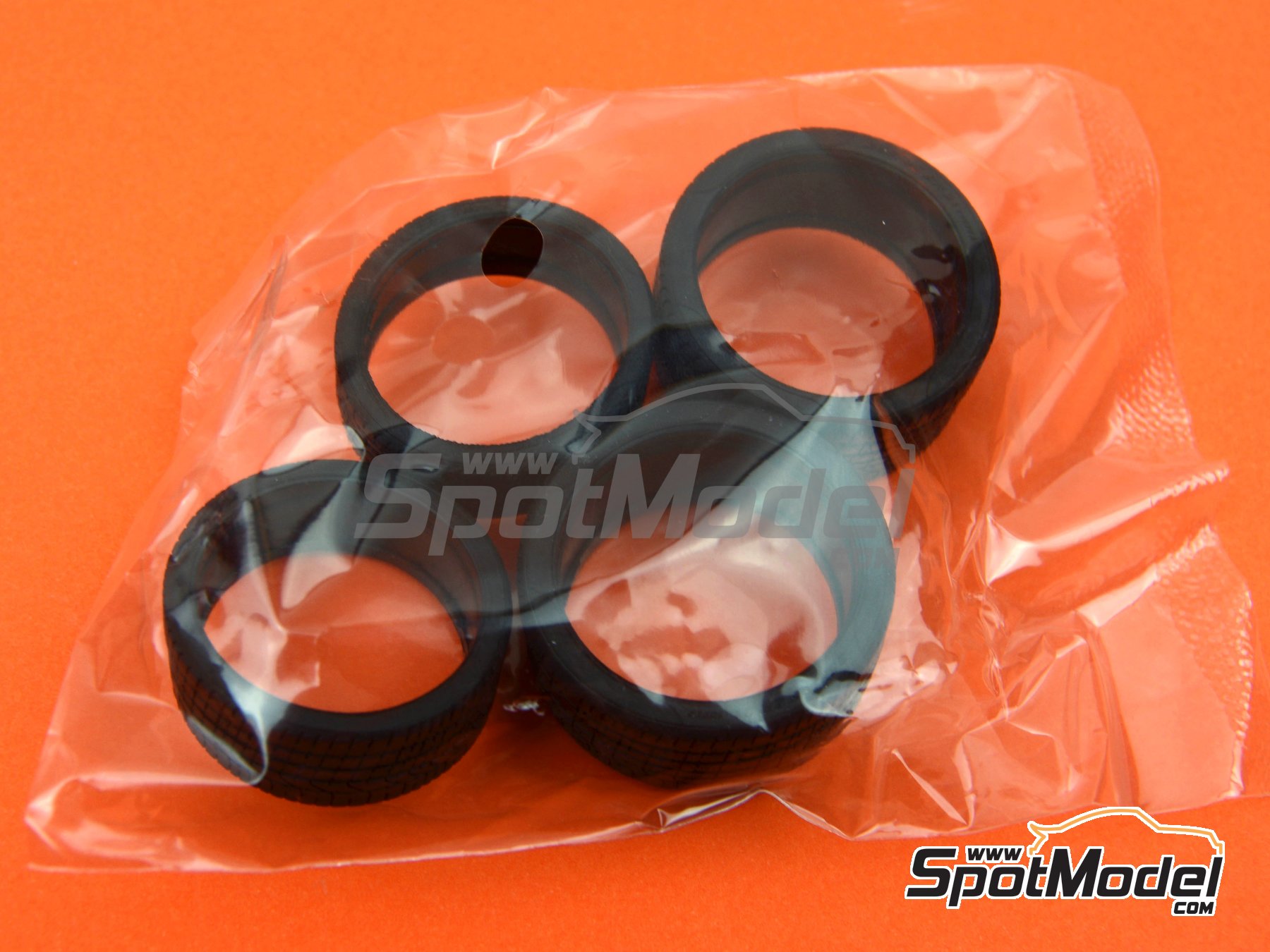 Image 3: Lamborghini Aventador LP700-4 Pirelli Edition -  2014 | Car scale model kit in 1/24 scale manufactured by Aoshima (ref.&nbsp;061213, also 4905083061213)