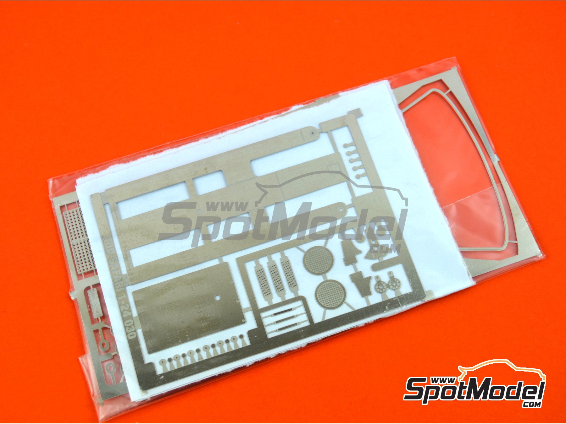 Image 8: Porsche 911SC sponsored by Martini Racing - Safari Rally 1978 | Car scale model kit in 1/24 scale manufactured by Arena Modelli (ref. ARE861-24)