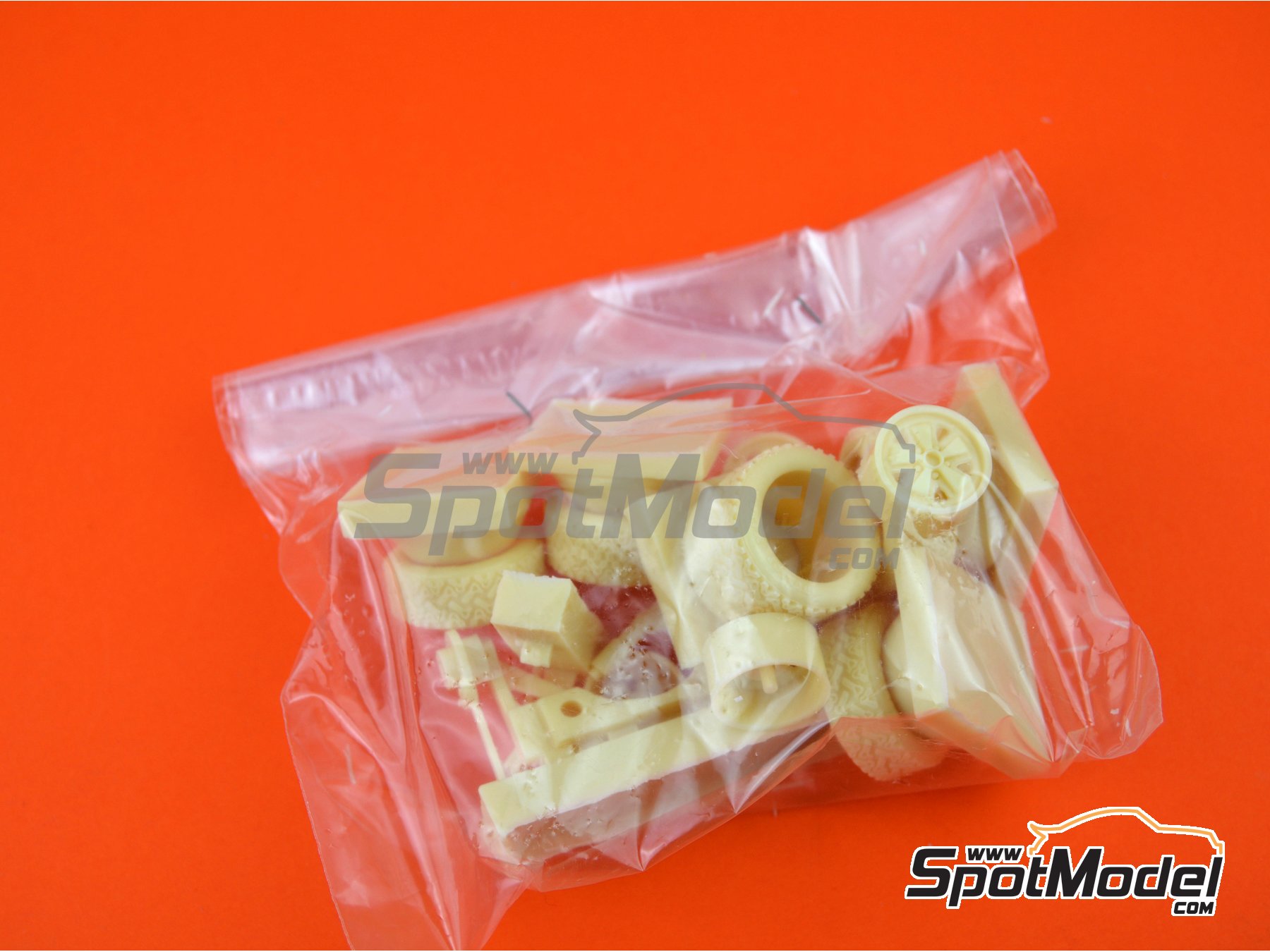 Image 12: Porsche 911SC sponsored by Martini Racing - Safari Rally 1978 | Car scale model kit in 1/24 scale manufactured by Arena Modelli (ref. ARE861-24)