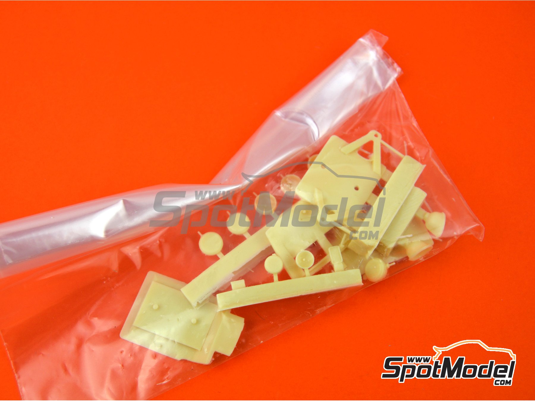 Image 8: Porsche 911SC sponsored by Martini Racing - Safari Rally 1978 | Car scale model kit in 1/24 scale manufactured by Arena Modelli (ref.&nbsp;ARE862-24)