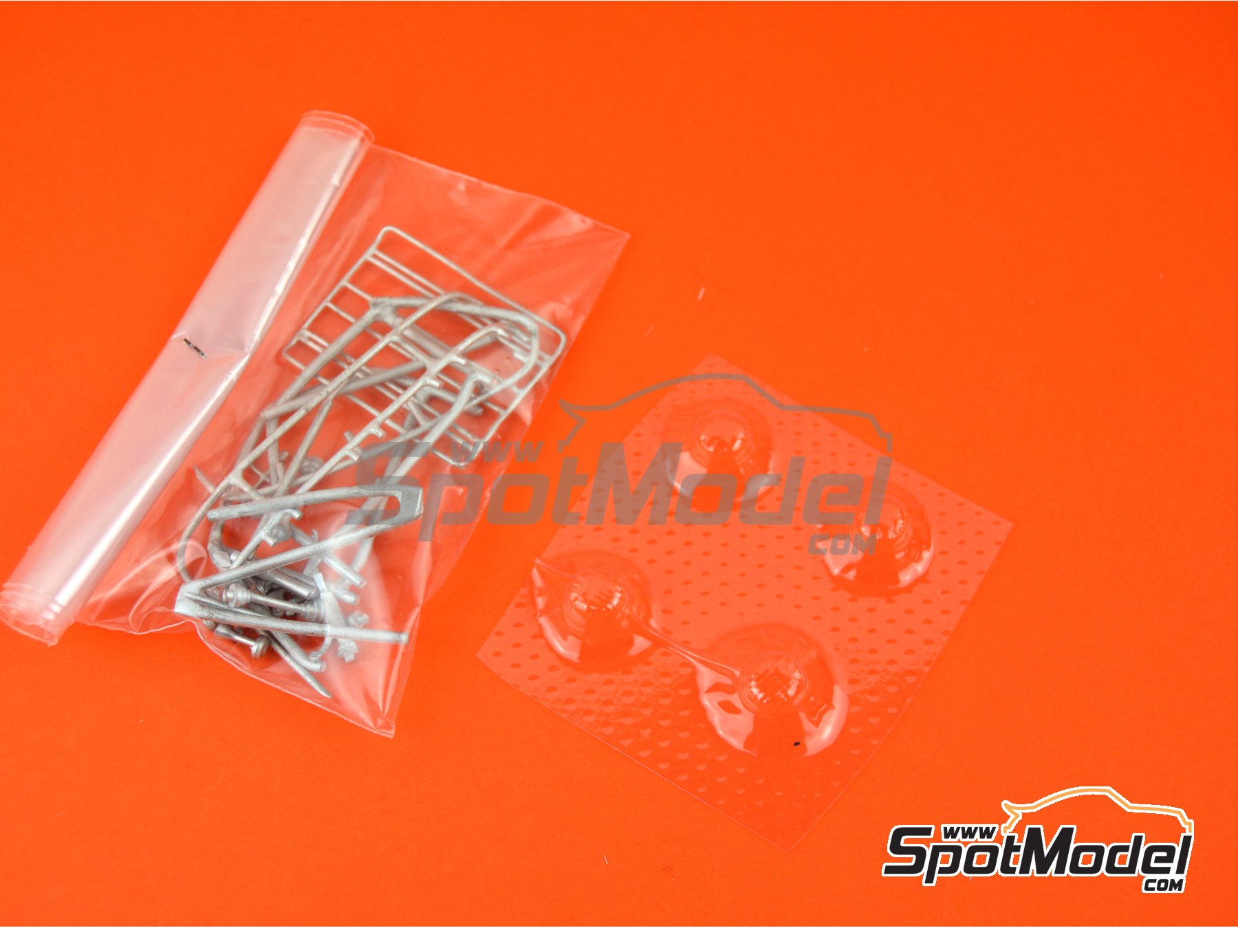 Image 9: Porsche 911SC sponsored by Martini Racing - Safari Rally 1978 | Car scale model kit in 1/24 scale manufactured by Arena Modelli (ref.&nbsp;ARE862-24)