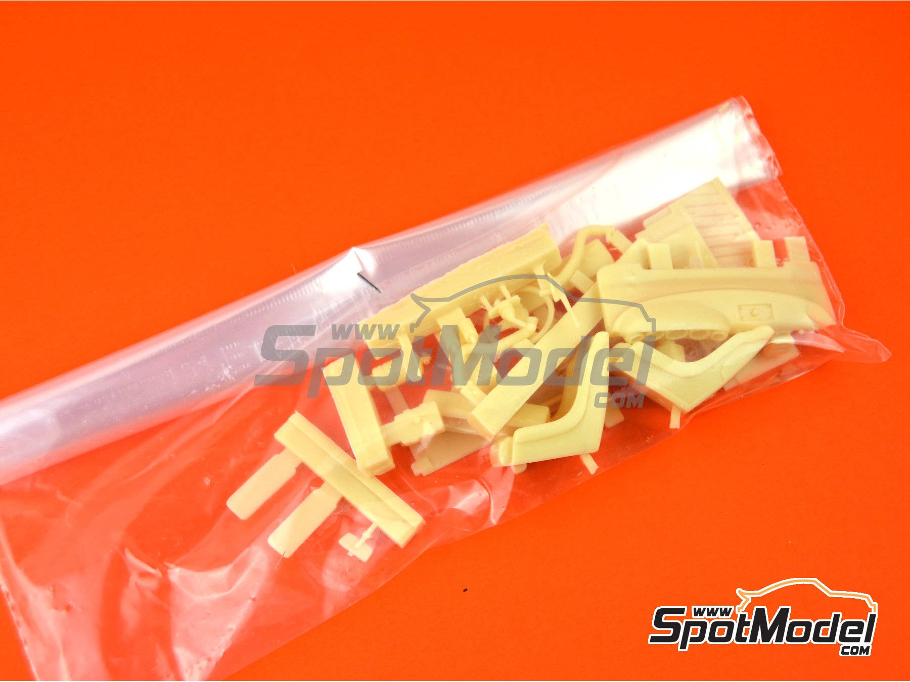 Image 11: Porsche 911SC sponsored by Martini Racing - Safari Rally 1978 | Car scale model kit in 1/24 scale manufactured by Arena Modelli (ref.&nbsp;ARE862-24)