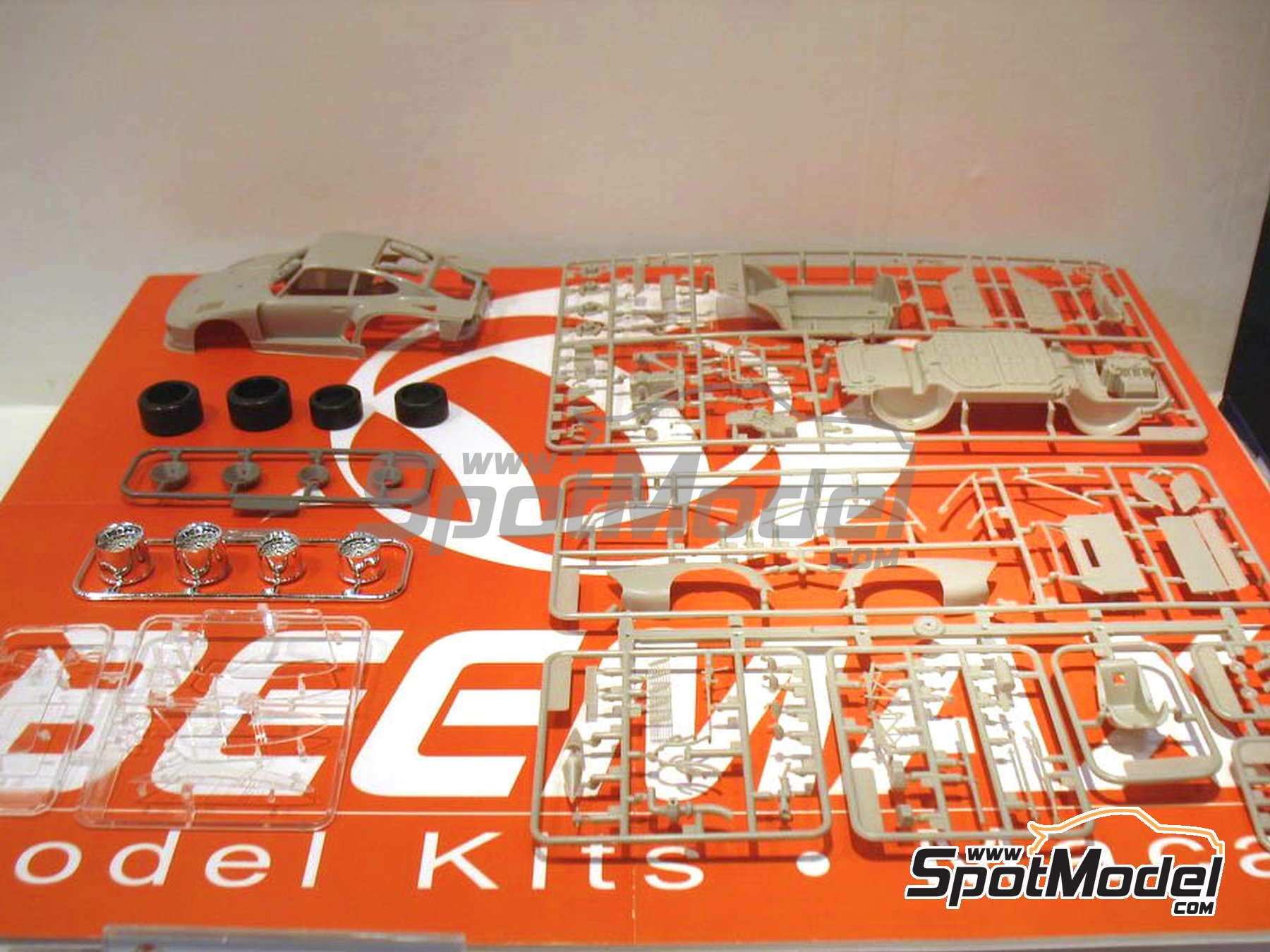 Image 5: Porsche 935 K2 Kremer Racing Team sponsored by Vaillant - Deutsche Rennsport Meisterschaft DRM 1977 | Car scale model kit in 1/24 scale manufactured by Beemax Model Kits (ref.&nbsp;B24015, also 4905083105108, 105108 and aos10510)