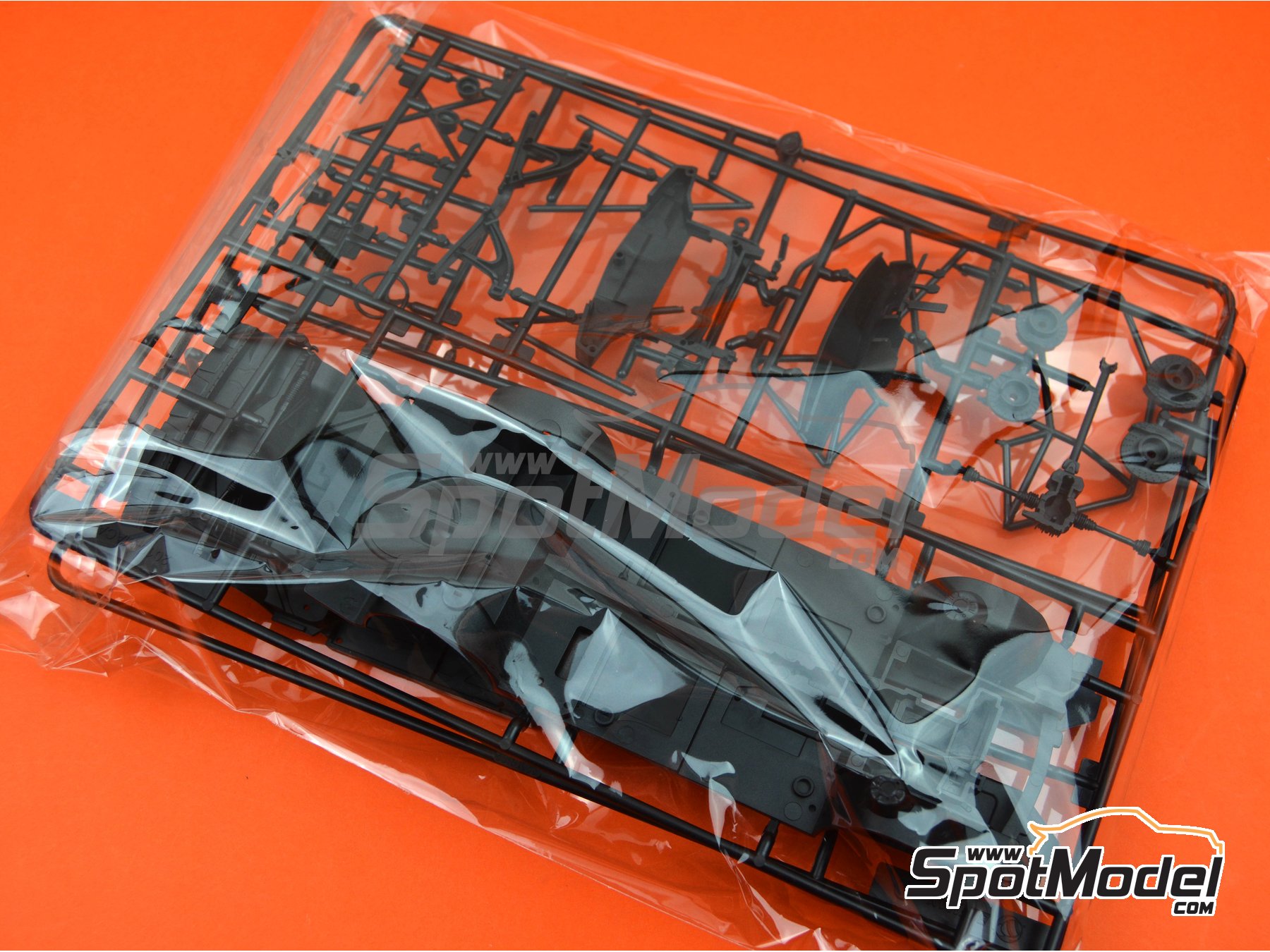 Image 7: BMW M3 E30 Rally Group A Bastos Motul - Tour de Corse 1988 | Model car kit in 1/24 scale manufactured by Beemax Model Kits (ref.&nbsp;B24016)