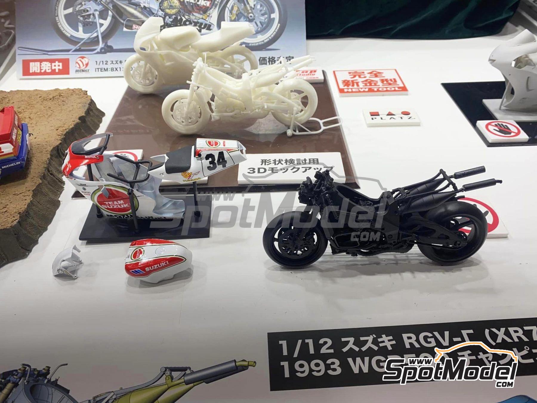 Image 2: Suzuki RGV500 XR79 Suzuki Team sponsored by Motul - Motorcycle World Championship 1993 | Motorbike scale model kit in 1/12 scale manufactured by Beemax Model Kits (ref. BX13001, also 4545782083811)