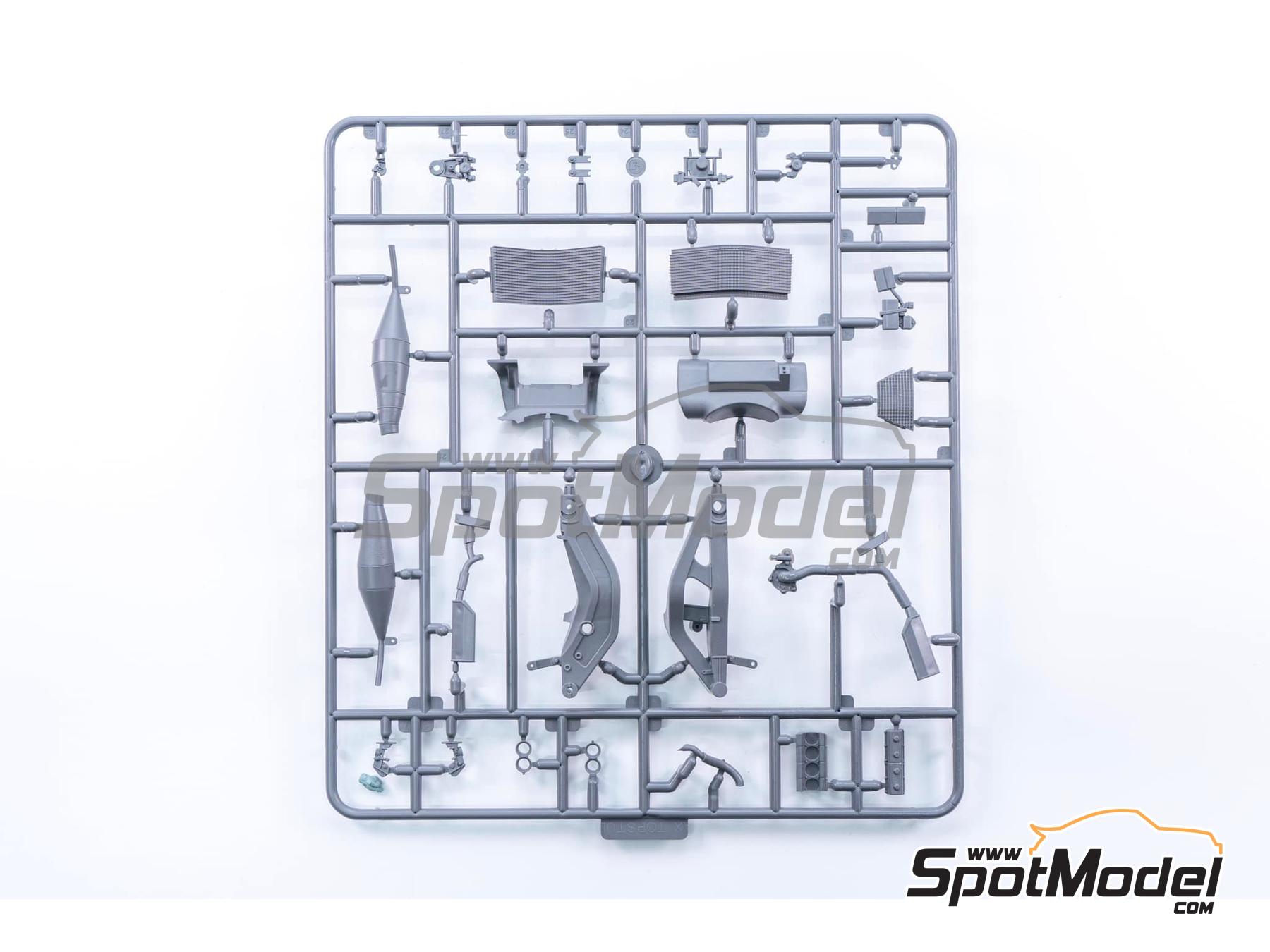 Image 9: Suzuki RGV500 XR79 Suzuki Team sponsored by Motul - Motorcycle World Championship 1993 | Motorbike scale model kit in 1/12 scale manufactured by Beemax Model Kits (ref. BX13001, also 4545782083811)