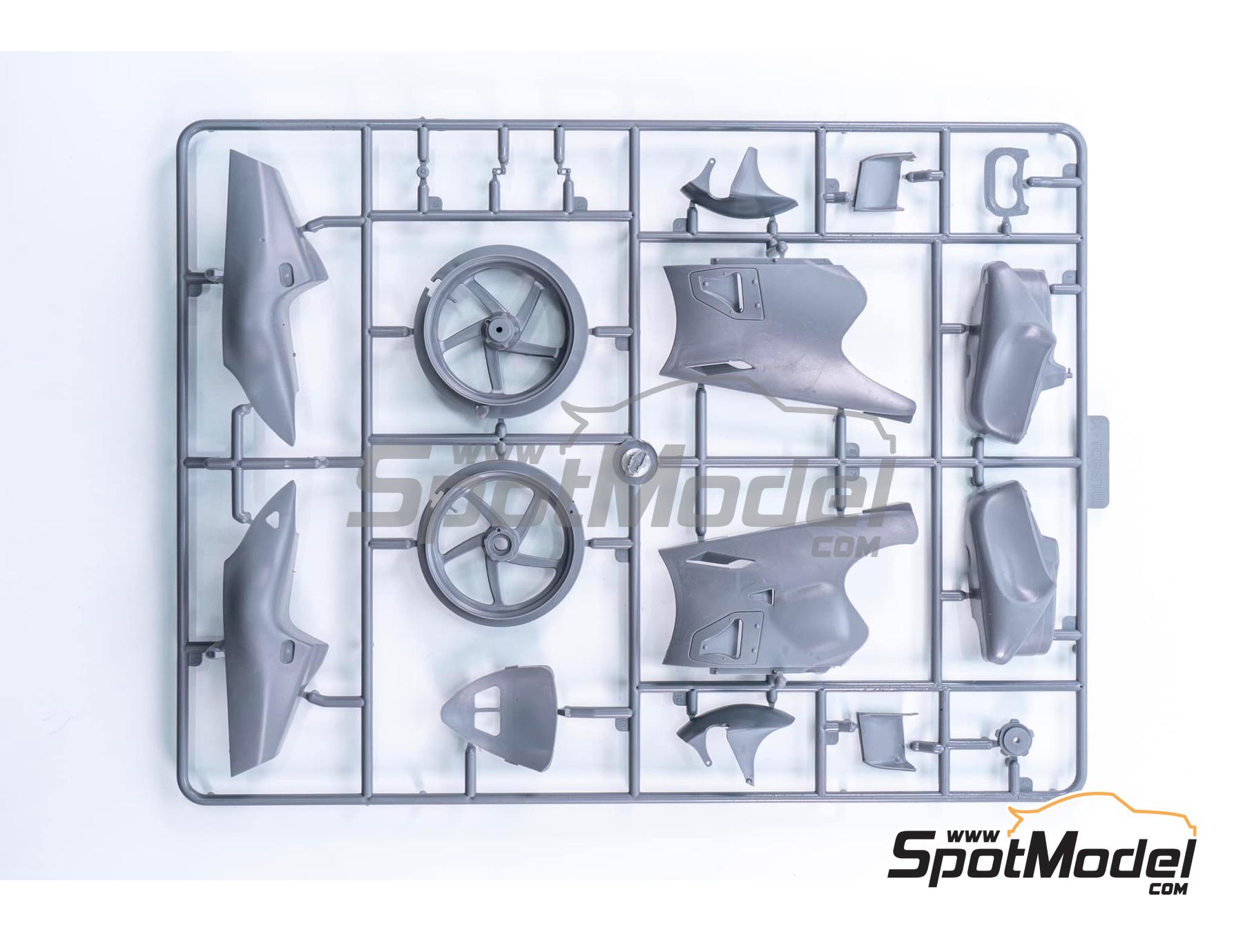 Image 11: Suzuki RGV500 XR79 Suzuki Team sponsored by Motul - Motorcycle World Championship 1993 | Motorbike scale model kit in 1/12 scale manufactured by Beemax Model Kits (ref. BX13001, also 4545782083811)