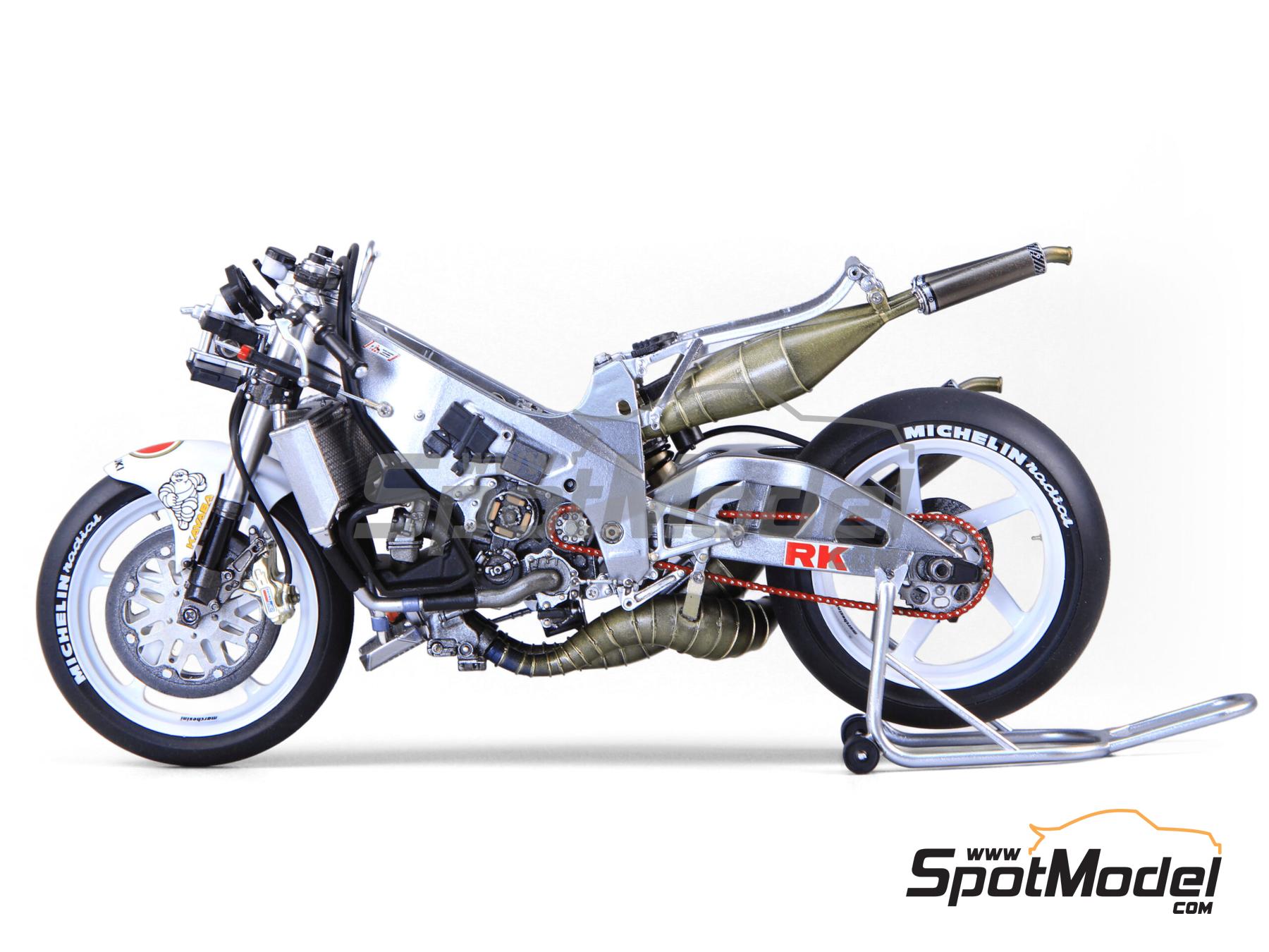 Image 15: Suzuki RGV500 XR79 Suzuki Team sponsored by Motul - Motorcycle World Championship 1993 | Motorbike scale model kit in 1/12 scale manufactured by Beemax Model Kits (ref. BX13001, also 4545782083811)