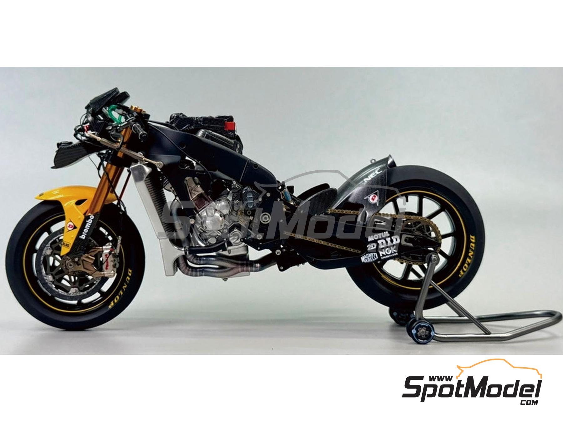 Image 10: Yamaha YZR-M1 Equipo Tech 3 patrocinado por Dunlop - Campeonato del Mundo de Moto GP 2007 | Maqueta de moto en escala&nbsp;1/12 fabricado por Beemax Model Kits (ref.&nbsp;BX13002, tambien 4545782131895)