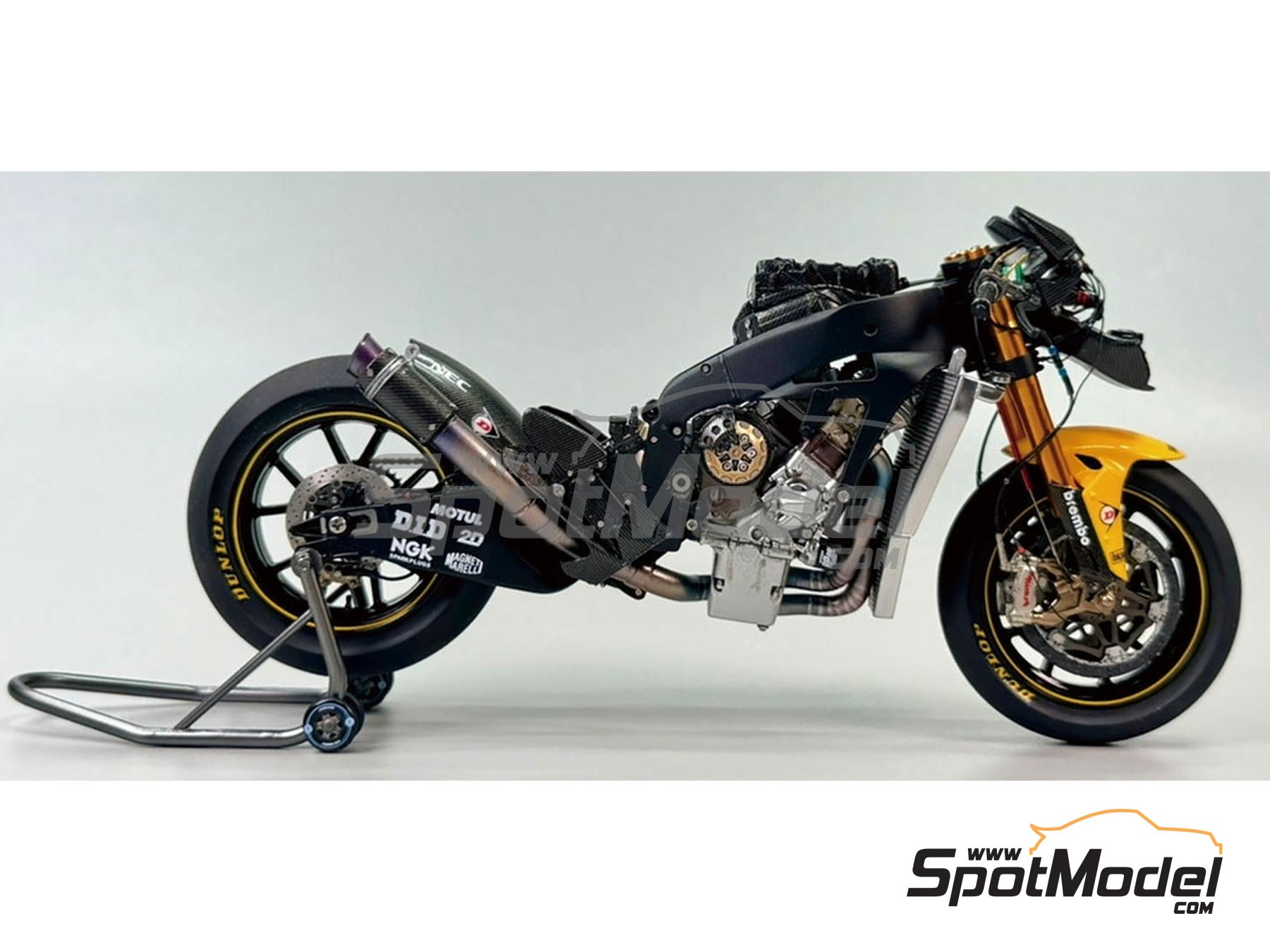 Image 11: Yamaha YZR-M1 Equipo Tech 3 patrocinado por Dunlop - Campeonato del Mundo de Moto GP 2007 | Maqueta de moto en escala&nbsp;1/12 fabricado por Beemax Model Kits (ref.&nbsp;BX13002, tambien 4545782131895)