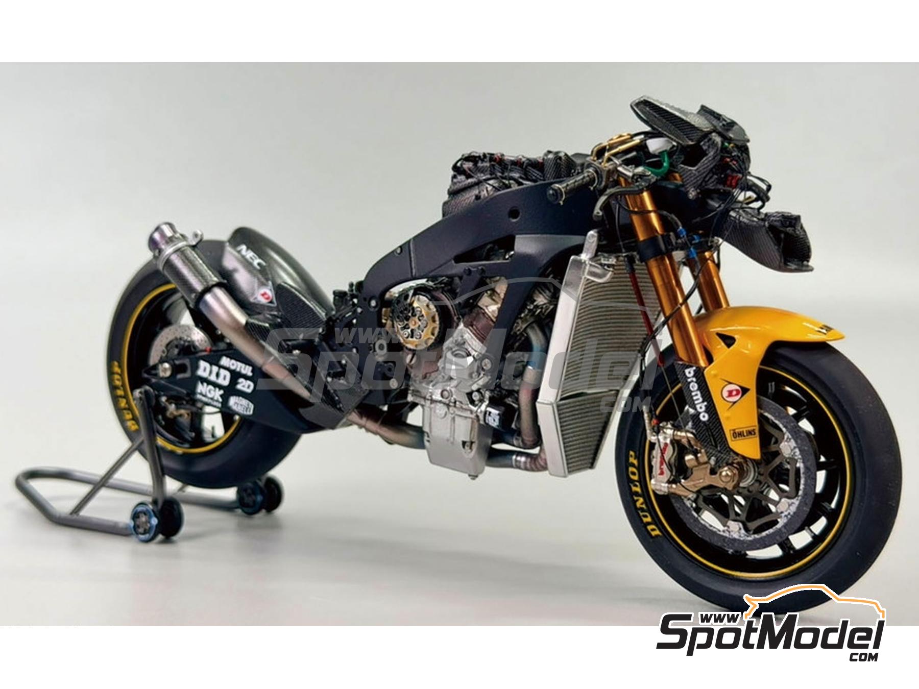 Image 13: Yamaha YZR-M1 Equipo Tech 3 patrocinado por Dunlop - Campeonato del Mundo de Moto GP 2007 | Maqueta de moto en escala&nbsp;1/12 fabricado por Beemax Model Kits (ref.&nbsp;BX13002, tambien 4545782131895)