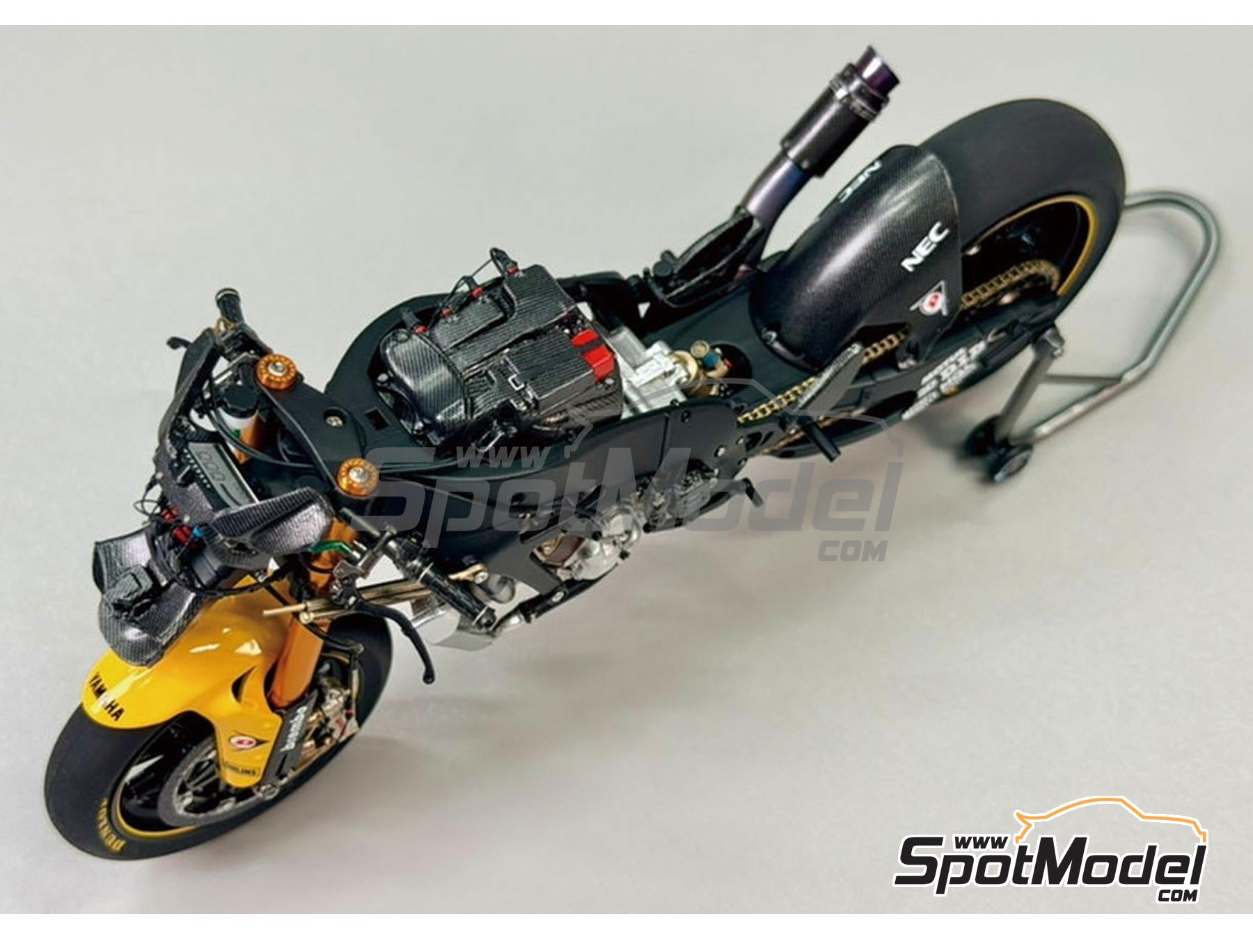 Image 14: Yamaha YZR-M1 Equipo Tech 3 patrocinado por Dunlop - Campeonato del Mundo de Moto GP 2007 | Maqueta de moto en escala&nbsp;1/12 fabricado por Beemax Model Kits (ref.&nbsp;BX13002, tambien 4545782131895)