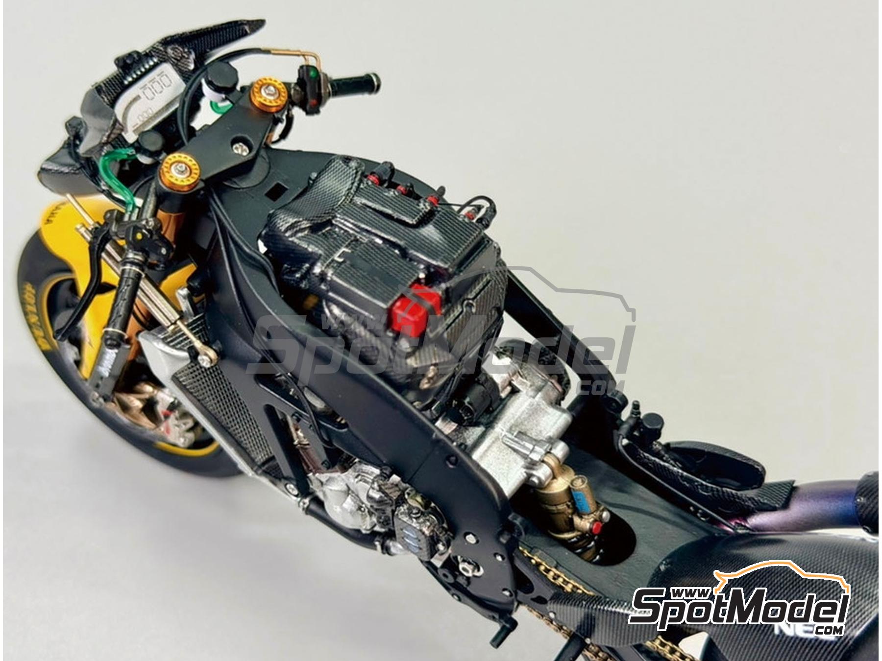 Image 15: Yamaha YZR-M1 Equipo Tech 3 patrocinado por Dunlop - Campeonato del Mundo de Moto GP 2007 | Maqueta de moto en escala&nbsp;1/12 fabricado por Beemax Model Kits (ref.&nbsp;BX13002, tambien 4545782131895)