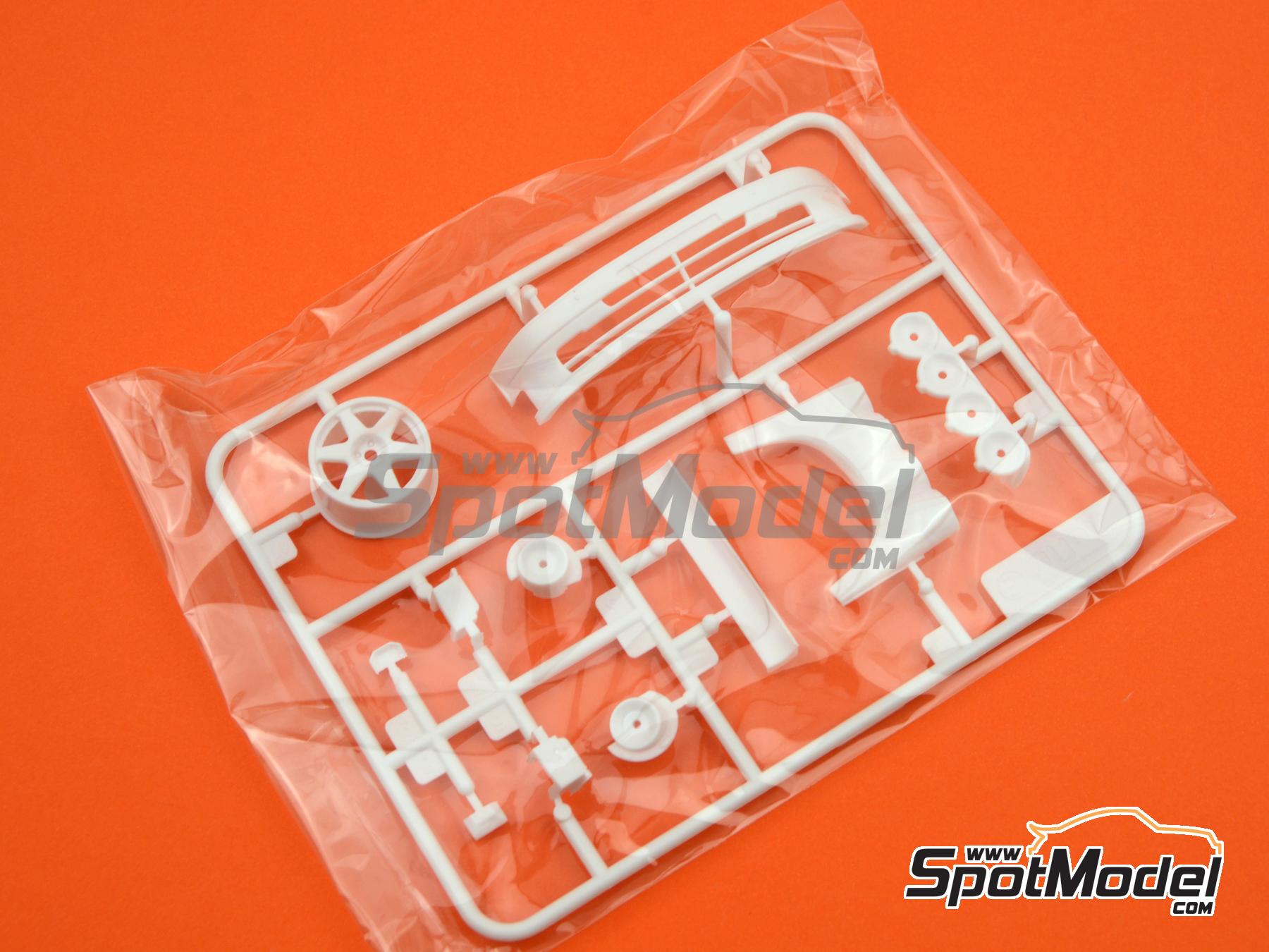 Image 13: Peugeot 306 Maxi Evo 2 Equipo Peugeot Sport patrocinado por Clarion - Rally de Monte Carlo - Rallye Automobile de Monte-Carlo 1998 | Maqueta de coche en escala&nbsp;1/24 fabricado por Beemax Model Kits (ref.&nbsp;BX24026, tambien 4545782078336)