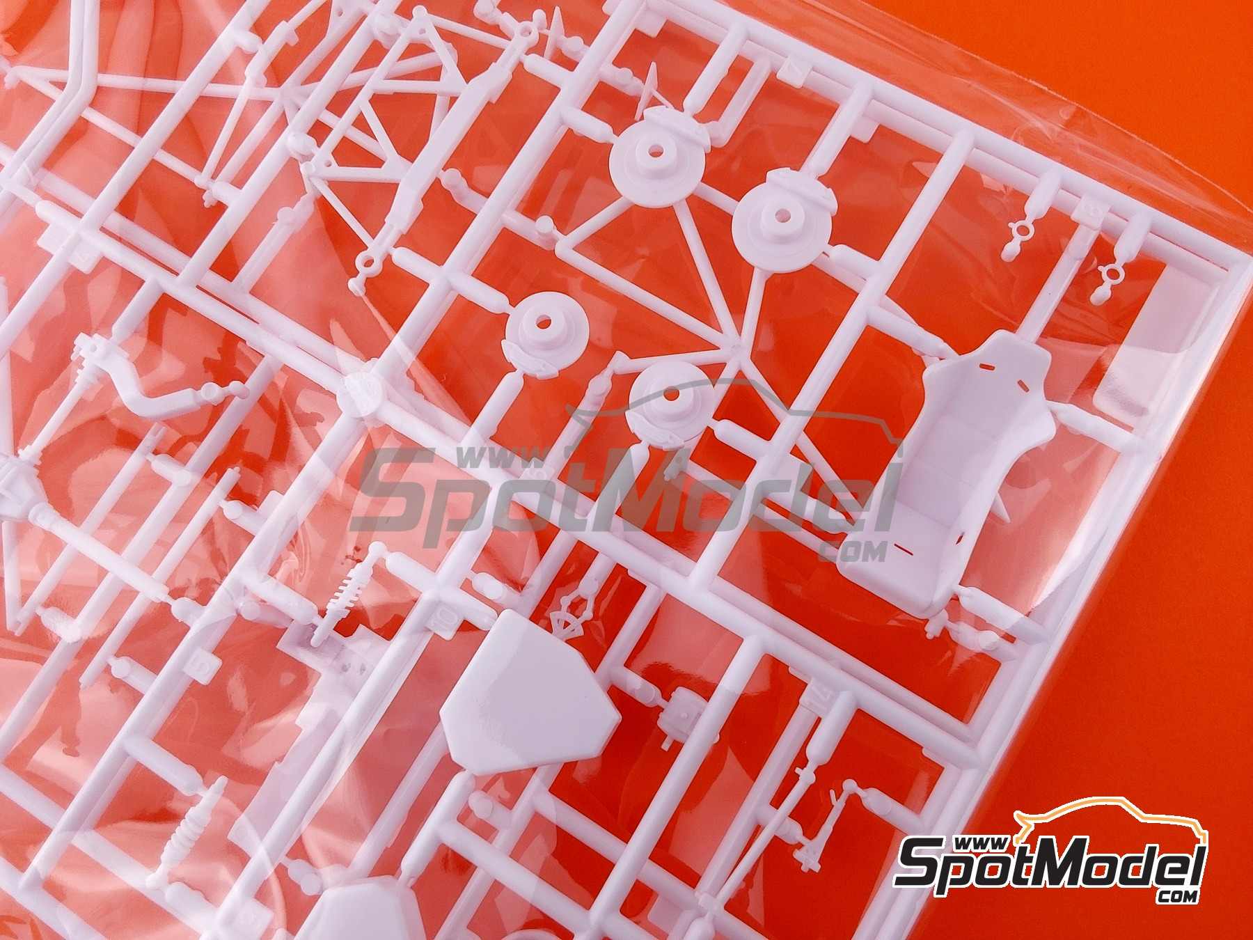 Image 17: BMW 320i E36 Equipo BMW Schnitzer patrocinado por Fina - Brands Hatch BTCC 1996 | Maqueta de coche en escala&nbsp;1/24 fabricado por Beemax Model Kits (ref.&nbsp;BX24045, tambien 4545782101669)