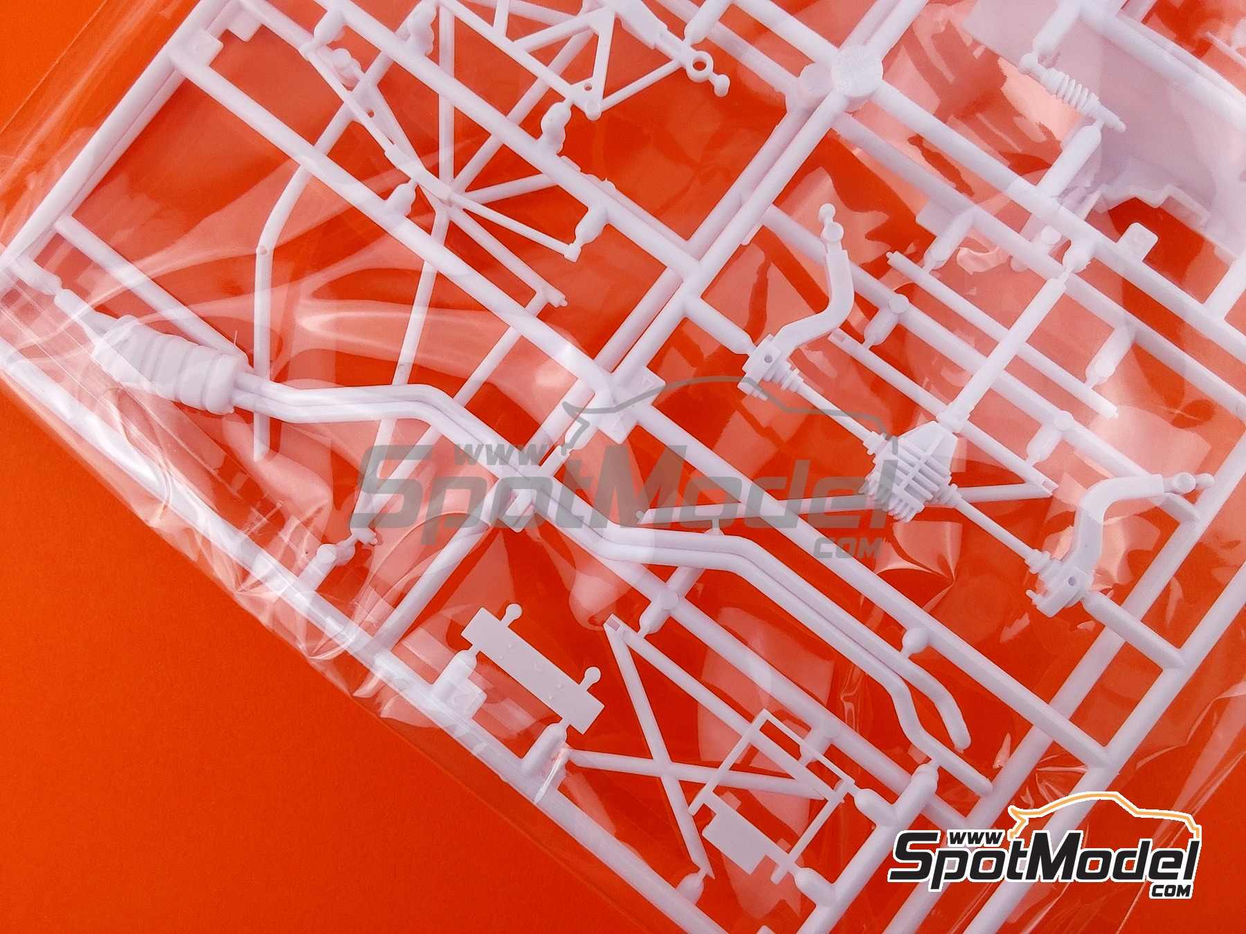 Image 18: BMW 320i E36 Equipo BMW Schnitzer patrocinado por Fina - Brands Hatch BTCC 1996 | Maqueta de coche en escala&nbsp;1/24 fabricado por Beemax Model Kits (ref.&nbsp;BX24045, tambien 4545782101669)