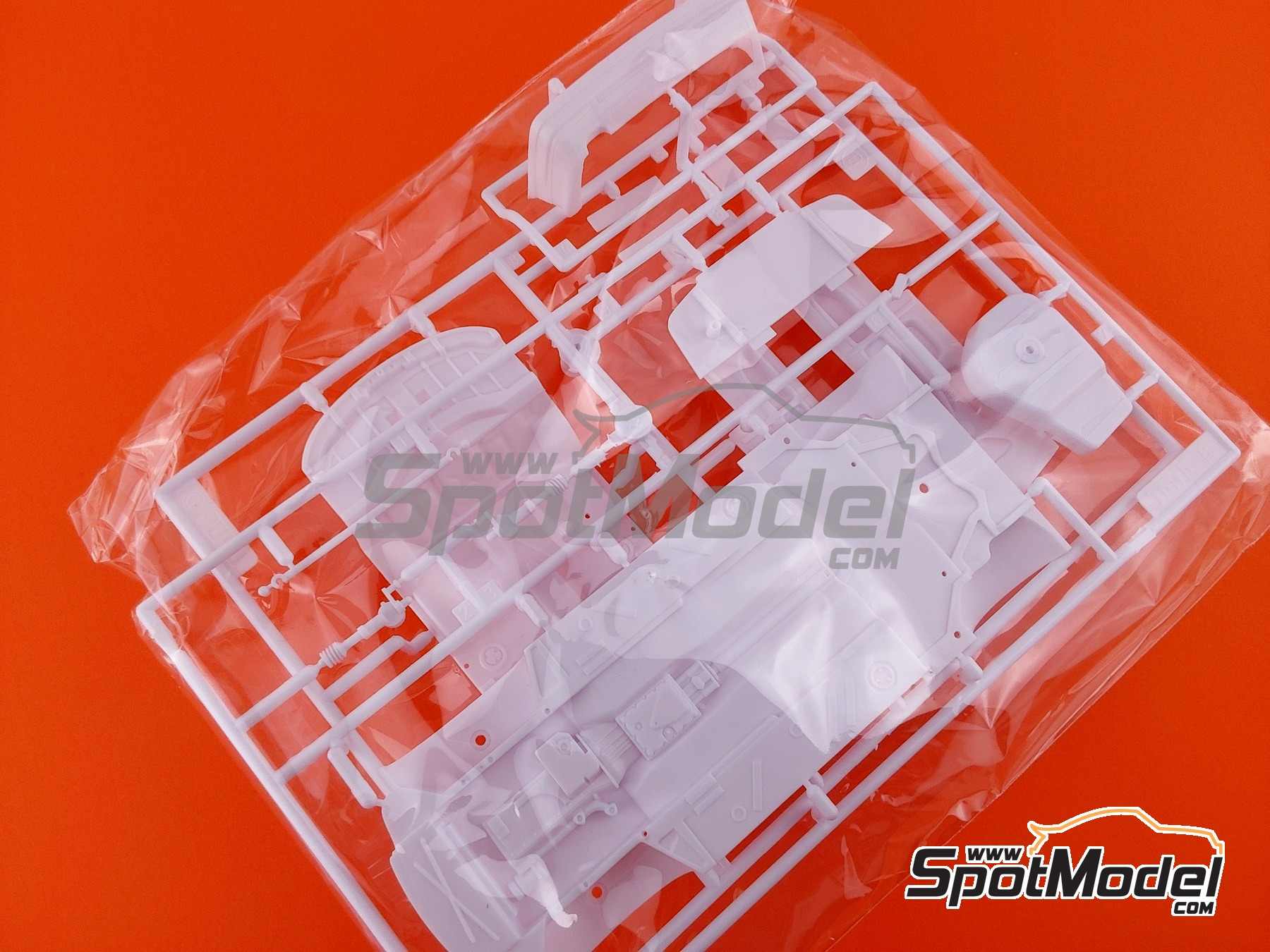 Image 19: BMW 320i E36 Equipo BMW Schnitzer patrocinado por Fina - Brands Hatch BTCC 1996 | Maqueta de coche en escala&nbsp;1/24 fabricado por Beemax Model Kits (ref.&nbsp;BX24045, tambien 4545782101669)