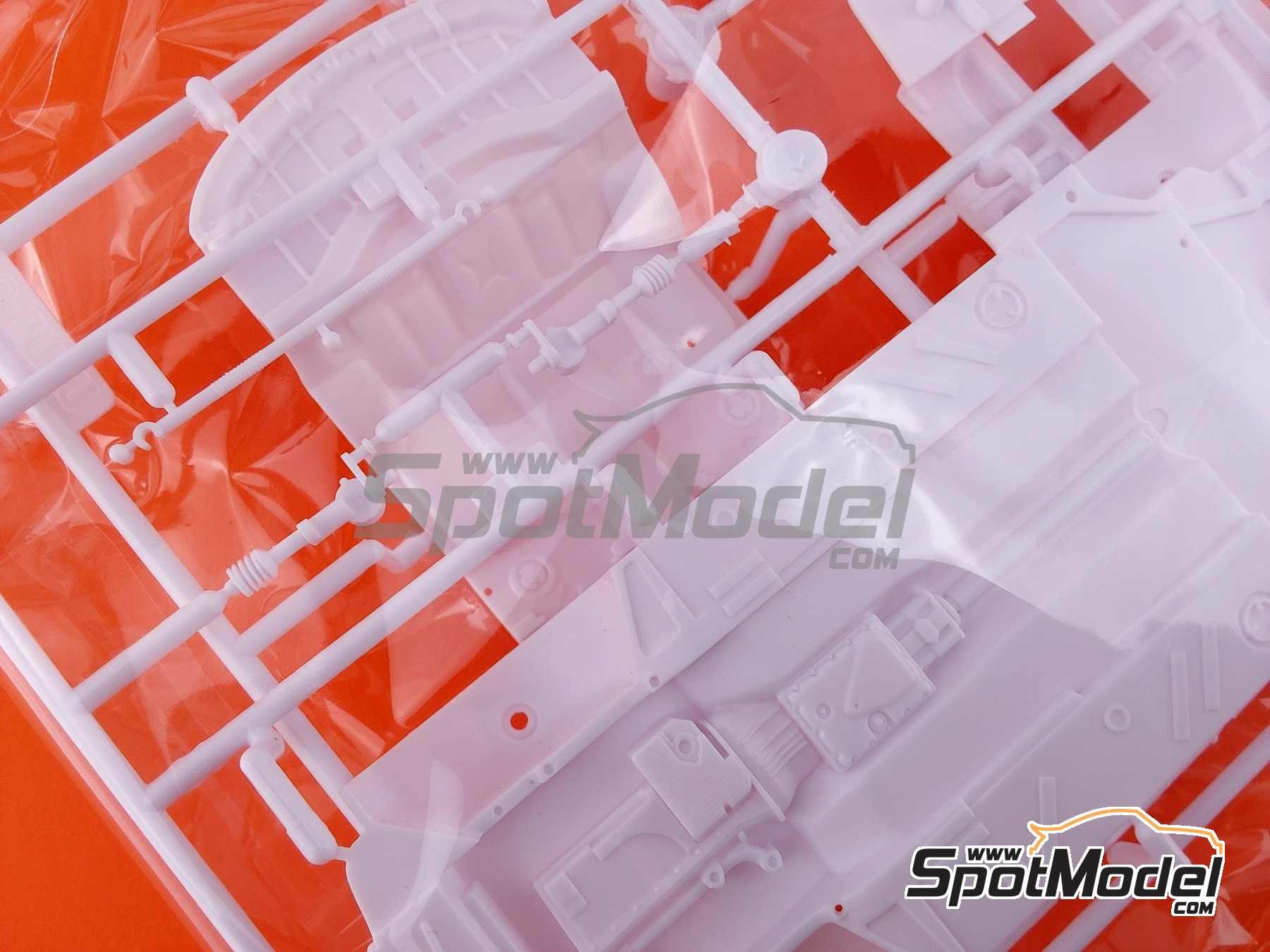 Image 20: BMW 320i E36 Equipo BMW Schnitzer patrocinado por Fina - Brands Hatch BTCC 1996 | Maqueta de coche en escala&nbsp;1/24 fabricado por Beemax Model Kits (ref.&nbsp;BX24045, tambien 4545782101669)