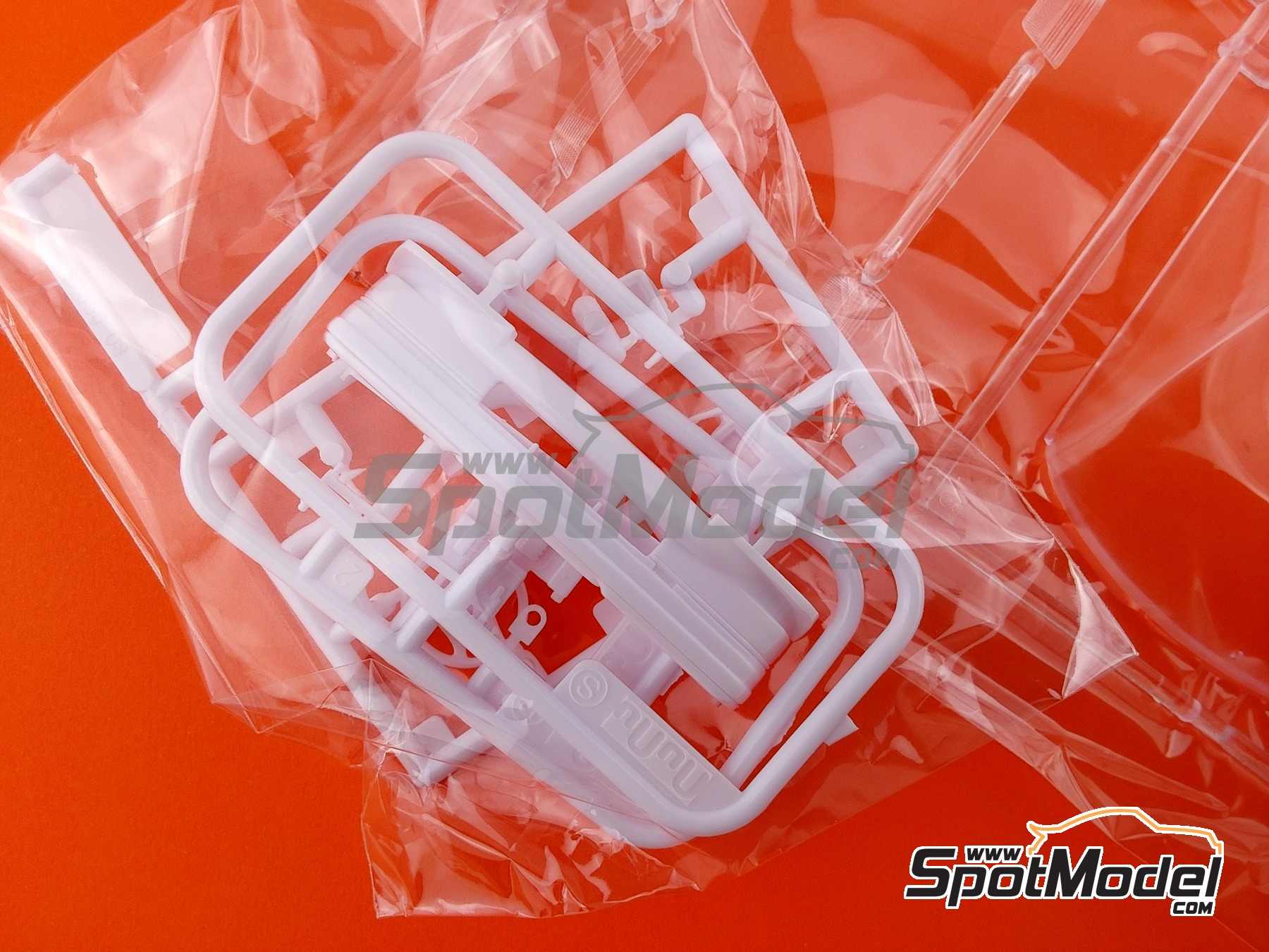 Image 22: BMW 320i E36 Equipo BMW Schnitzer patrocinado por Fina - Brands Hatch BTCC 1996 | Maqueta de coche en escala&nbsp;1/24 fabricado por Beemax Model Kits (ref.&nbsp;BX24045, tambien 4545782101669)