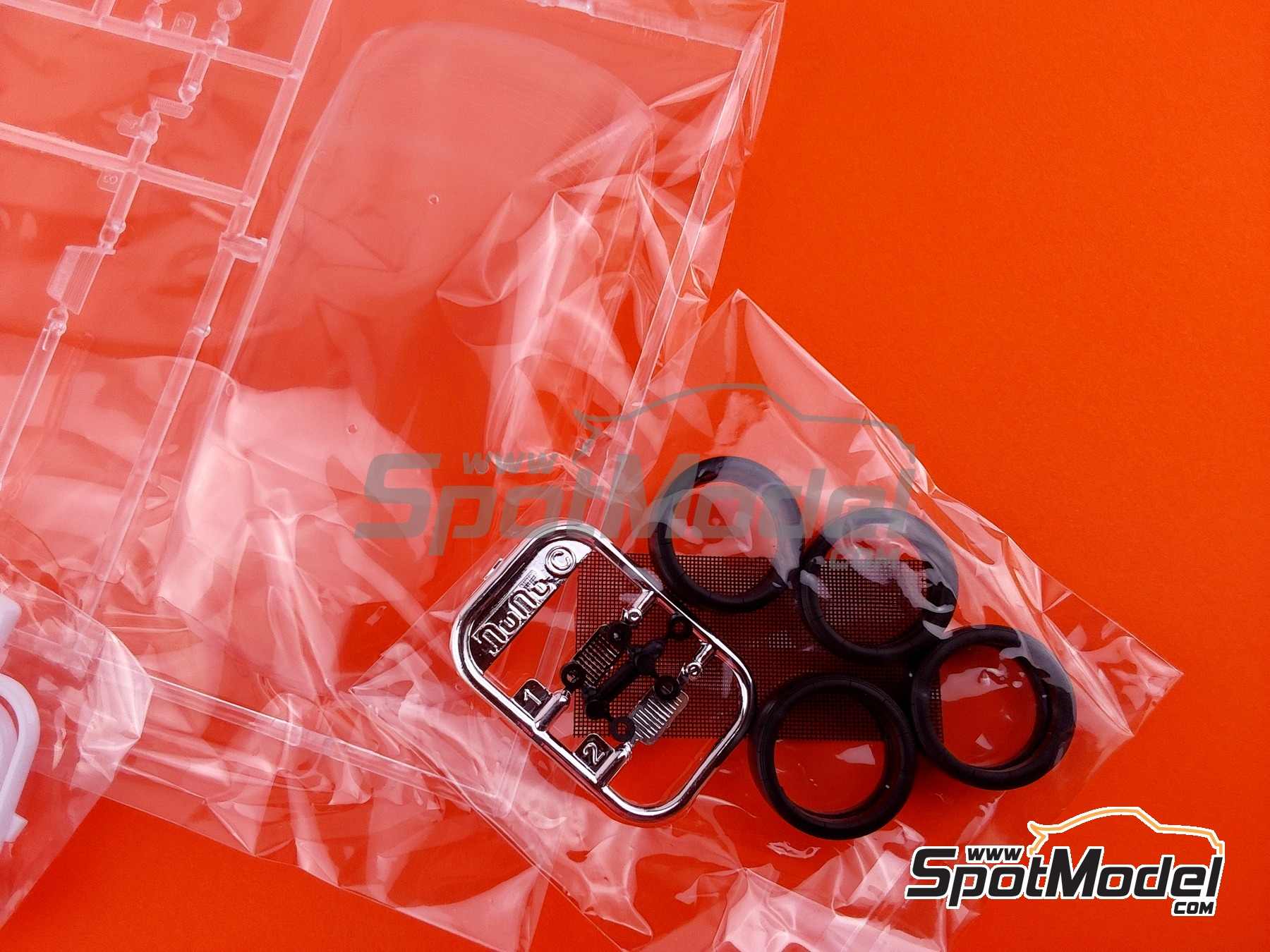 Image 23: BMW 320i E36 Equipo BMW Schnitzer patrocinado por Fina - Brands Hatch BTCC 1996 | Maqueta de coche en escala&nbsp;1/24 fabricado por Beemax Model Kits (ref.&nbsp;BX24045, tambien 4545782101669)