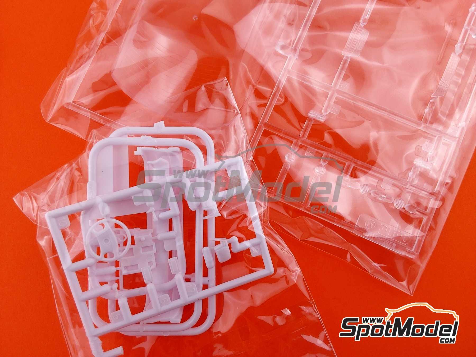 Image 25: BMW 320i E36 Equipo BMW Schnitzer patrocinado por Fina - Brands Hatch BTCC 1996 | Maqueta de coche en escala&nbsp;1/24 fabricado por Beemax Model Kits (ref.&nbsp;BX24045, tambien 4545782101669)