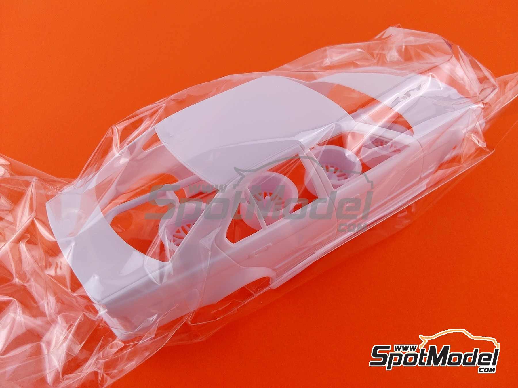 Image 26: BMW 320i E36 Equipo BMW Schnitzer patrocinado por Fina - Brands Hatch BTCC 1996 | Maqueta de coche en escala&nbsp;1/24 fabricado por Beemax Model Kits (ref.&nbsp;BX24045, tambien 4545782101669)