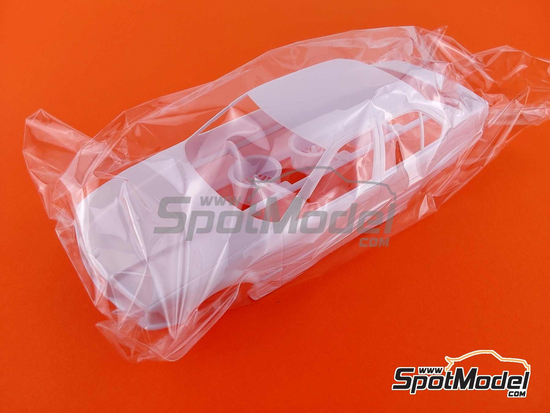 Image 27: BMW 320i E36 Equipo BMW Schnitzer patrocinado por Fina - Brands Hatch BTCC 1996 | Maqueta de coche en escala&nbsp;1/24 fabricado por Beemax Model Kits (ref.&nbsp;BX24045, tambien 4545782101669)