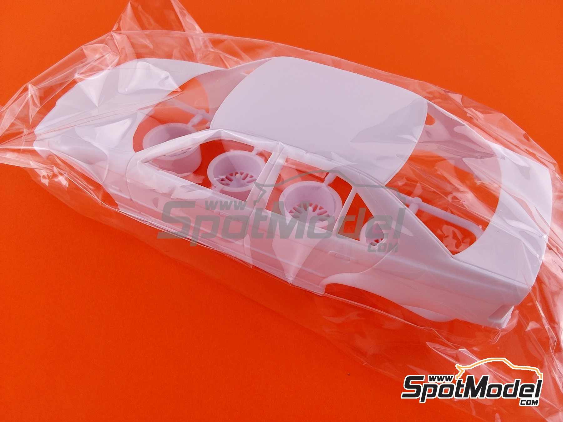 Image 28: BMW 320i E36 Equipo BMW Schnitzer patrocinado por Fina - Brands Hatch BTCC 1996 | Maqueta de coche en escala&nbsp;1/24 fabricado por Beemax Model Kits (ref.&nbsp;BX24045, tambien 4545782101669)