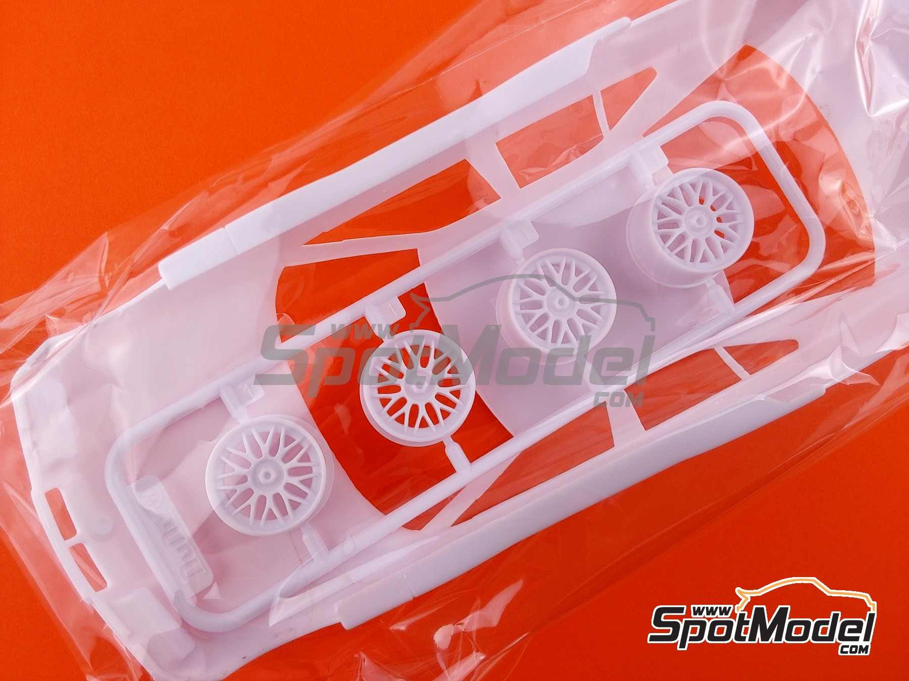 Image 29: BMW 320i E36 Equipo BMW Schnitzer patrocinado por Fina - Brands Hatch BTCC 1996 | Maqueta de coche en escala&nbsp;1/24 fabricado por Beemax Model Kits (ref.&nbsp;BX24045, tambien 4545782101669)