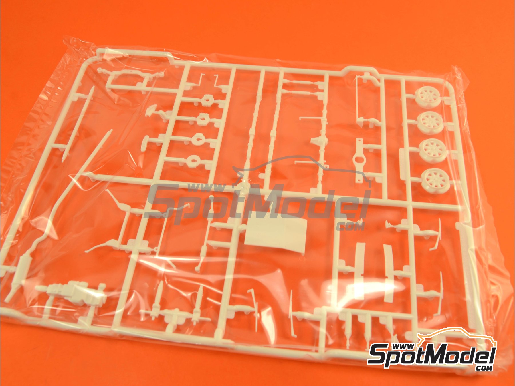 Image 7: Ford Escort RS1600 Mk I sponsored by Esso Uniflo - Great Britain RAC Rally 1972 | Car scale model kit in 1/24 scale manufactured by Belkits (ref.&nbsp;BEL007, also 9789597241645 and BEL-007)