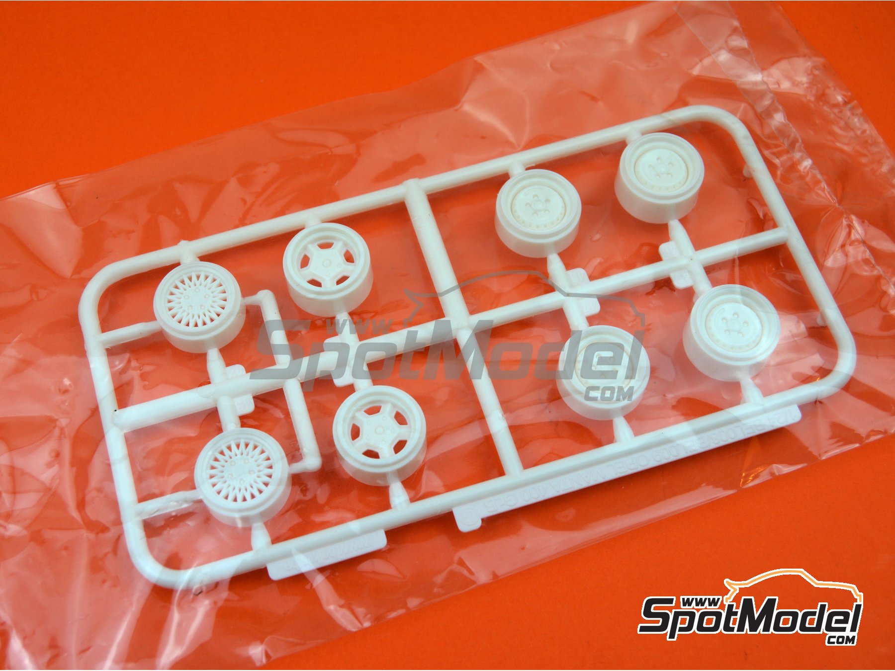 Image 5: Opel Manta 400 Group B Opel Euro Team - Tour de France Automobile 1984 | Model car kit in 1/24 scale manufactured by Belkits (ref.&nbsp;BEL008, also BEL-008)