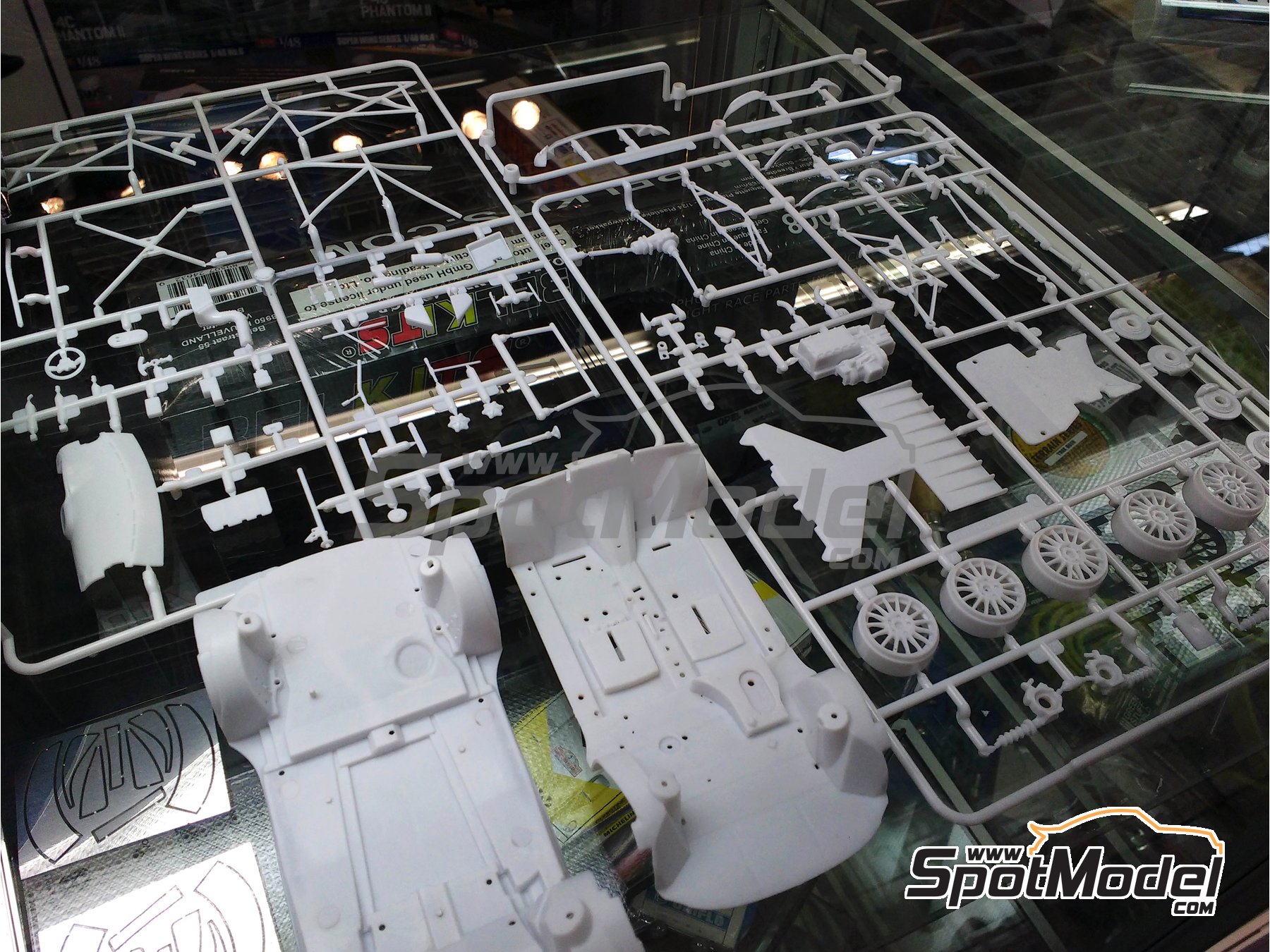 Image 1: Ford Fiesta RS WRC Castrol - Montecarlo Rally - Rallye Automobile de Monte-Carlo 2017 | Model car kit in 1/24 scale manufactured by Belkits (ref.&nbsp;BEL012, also BEL-012)