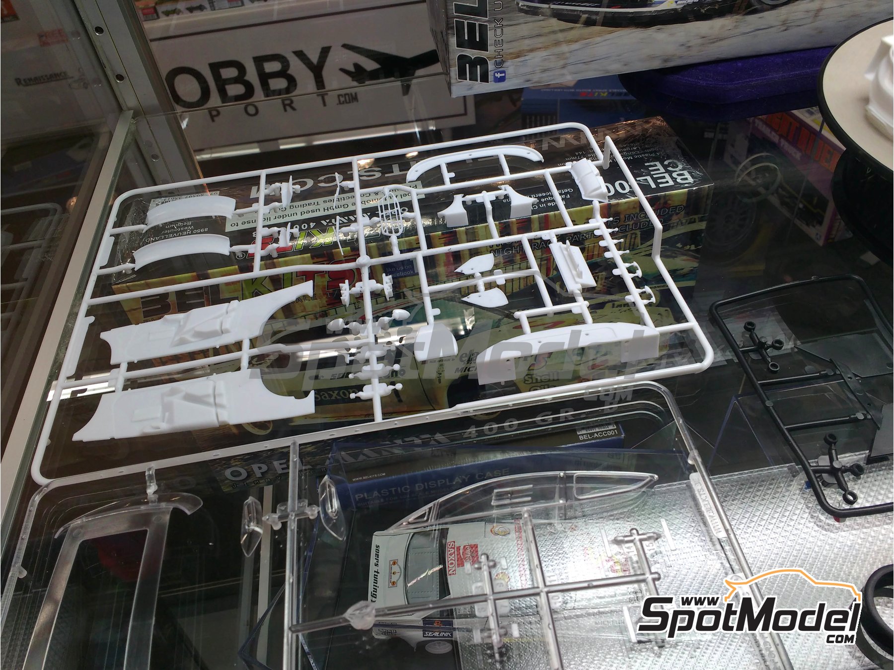 Image 2: Ford Fiesta RS WRC Castrol - Montecarlo Rally - Rallye Automobile de Monte-Carlo 2017 | Model car kit in 1/24 scale manufactured by Belkits (ref.&nbsp;BEL012, also BEL-012)