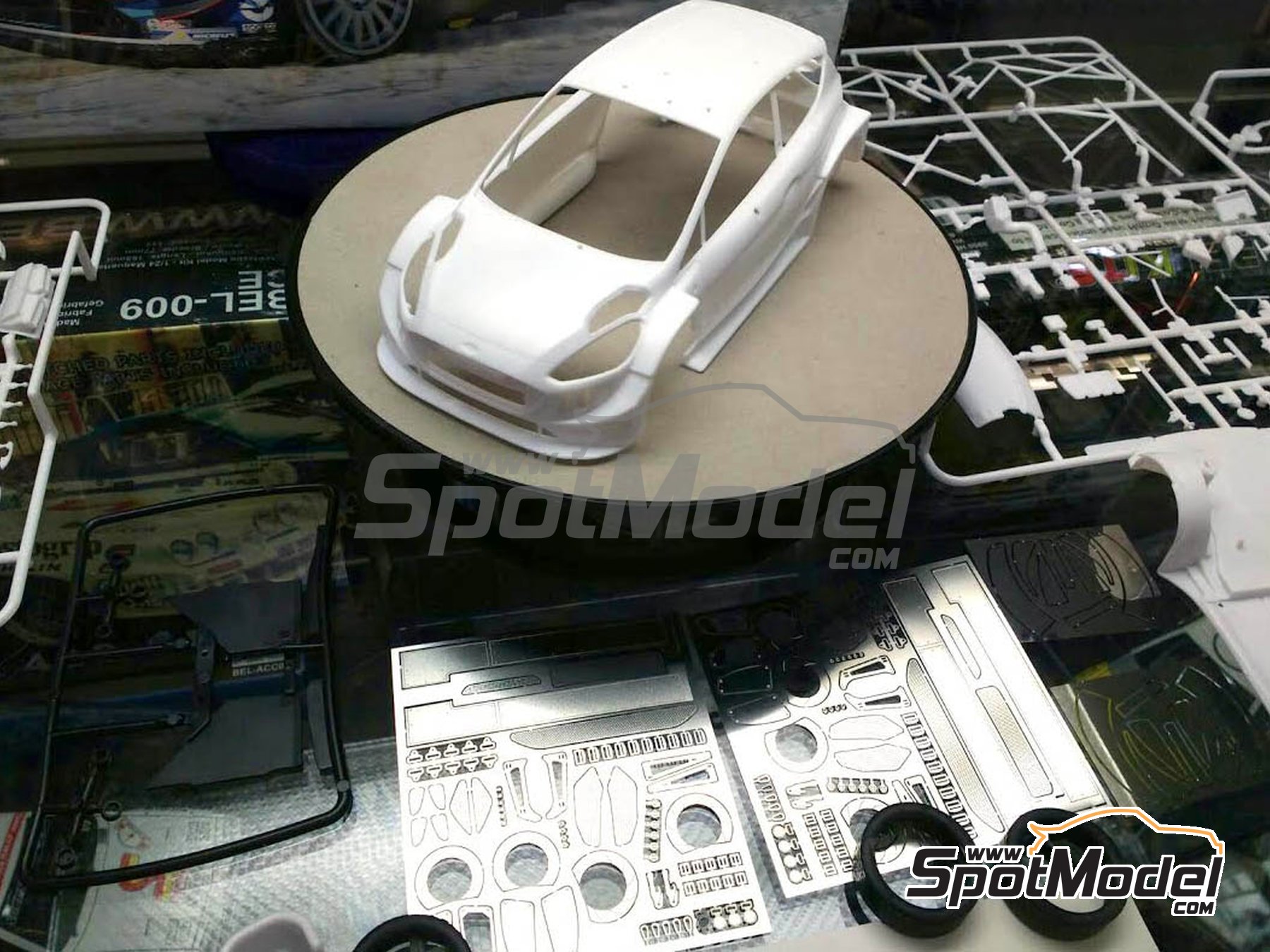 Image 3: Ford Fiesta RS WRC Castrol - Montecarlo Rally - Rallye Automobile de Monte-Carlo 2017 | Model car kit in 1/24 scale manufactured by Belkits (ref.&nbsp;BEL012, also BEL-012)