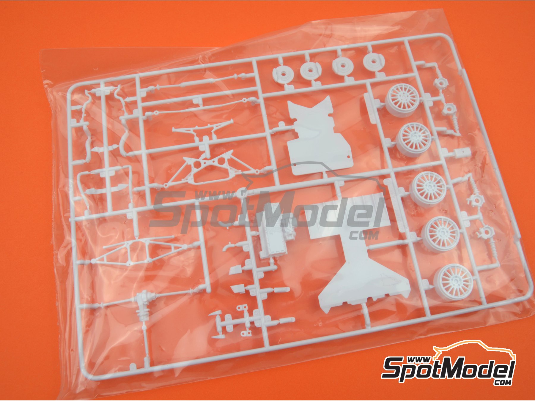 Image 14: Ford Fiesta RS WRC Castrol - Montecarlo Rally - Rallye Automobile de Monte-Carlo 2017 | Model car kit in 1/24 scale manufactured by Belkits (ref.&nbsp;BEL012, also BEL-012)