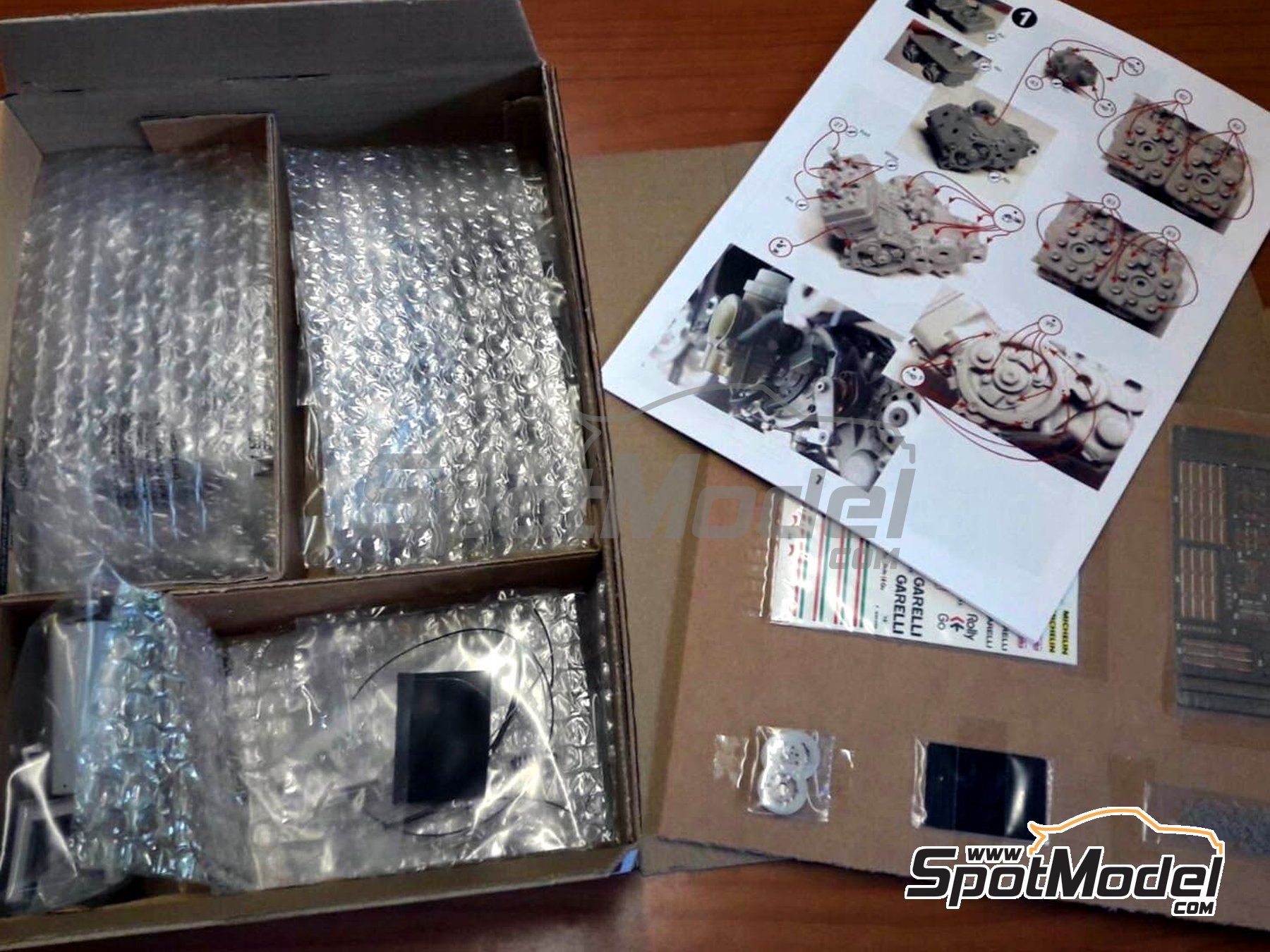 Image 2: Garelli 125cc sponsored by MDS - Motorcycle World Championship 1985 | Motorbike scale model kit in 1/12 scale manufactured by Brach Model (ref.&nbsp;BM-VR03, also 4589936678218)