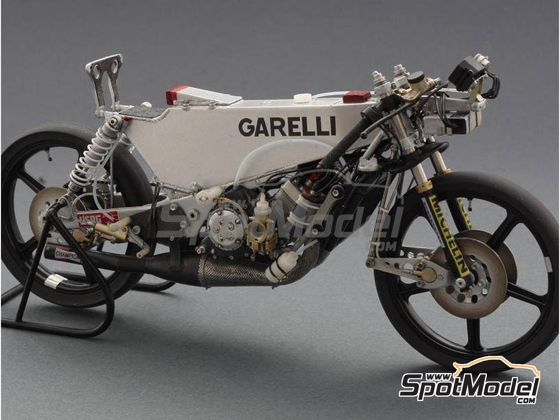 Image 11: Garelli 125cc sponsored by MDS - Motorcycle World Championship 1985 | Motorbike scale model kit in 1/12 scale manufactured by Brach Model (ref.&nbsp;BM-VR03, also 4589936678218)