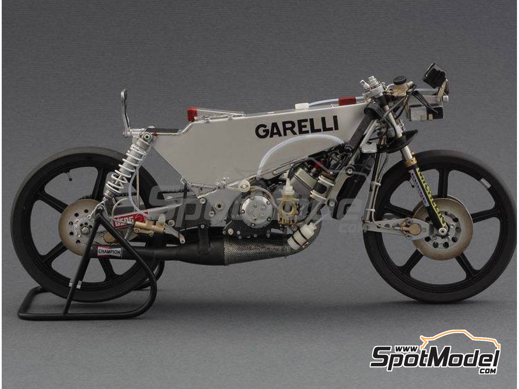 Image 12: Garelli 125cc sponsored by MDS - Motorcycle World Championship 1985 | Motorbike scale model kit in 1/12 scale manufactured by Brach Model (ref.&nbsp;BM-VR03, also 4589936678218)