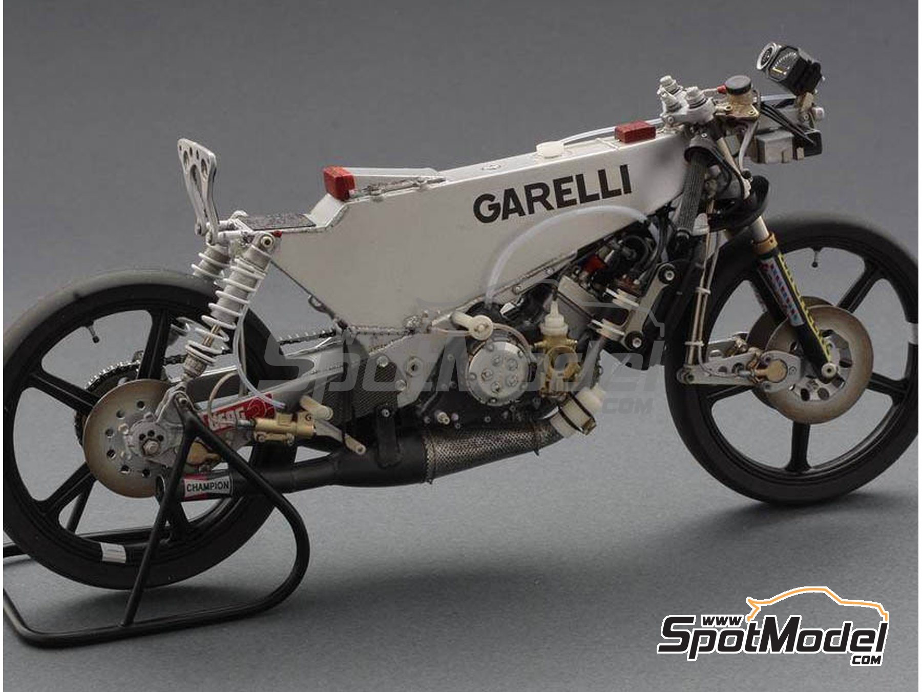 Image 13: Garelli 125cc sponsored by MDS - Motorcycle World Championship 1985 | Motorbike scale model kit in 1/12 scale manufactured by Brach Model (ref.&nbsp;BM-VR03, also 4589936678218)