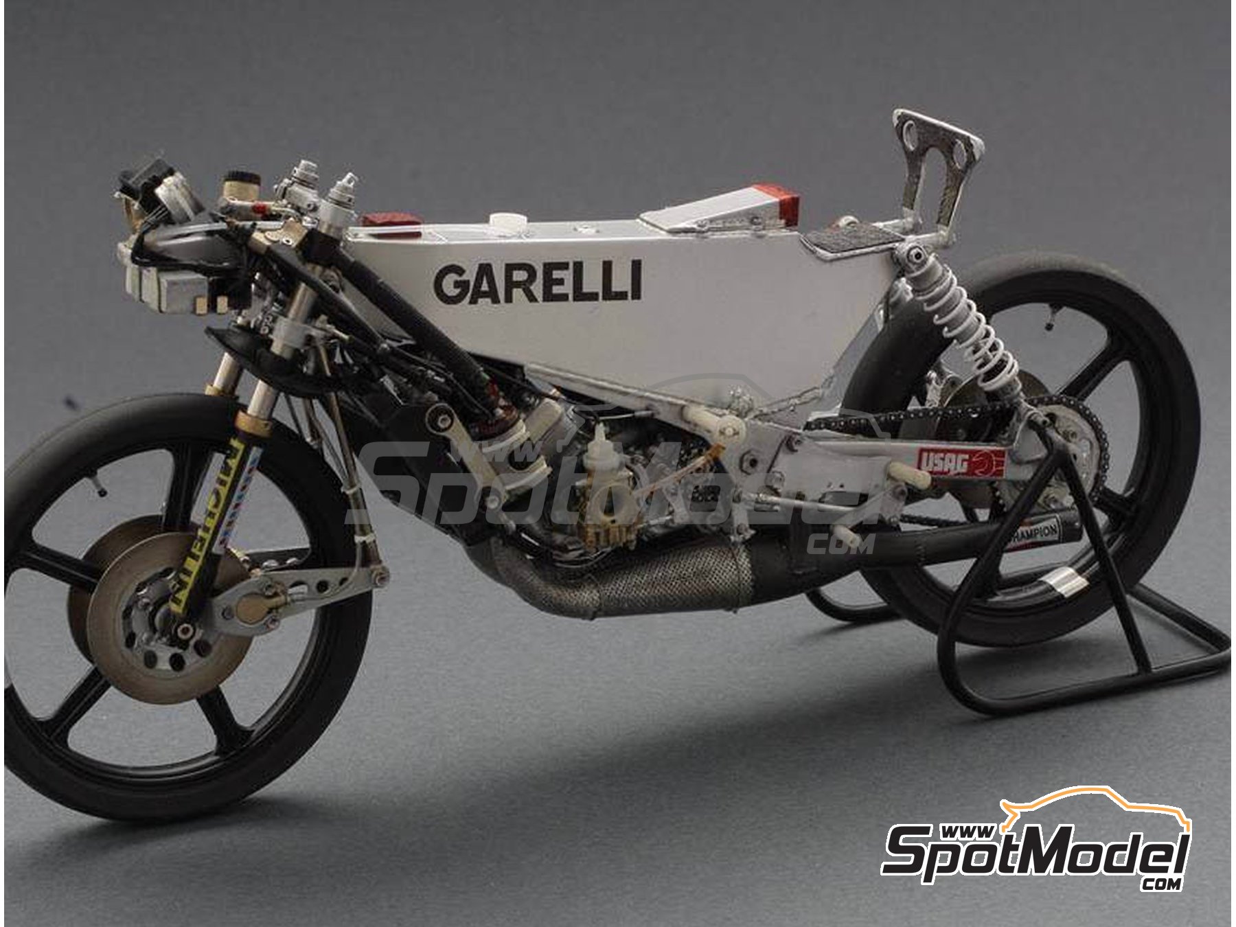 Image 16: Garelli 125cc sponsored by MDS - Motorcycle World Championship 1985 | Motorbike scale model kit in 1/12 scale manufactured by Brach Model (ref.&nbsp;BM-VR03, also 4589936678218)