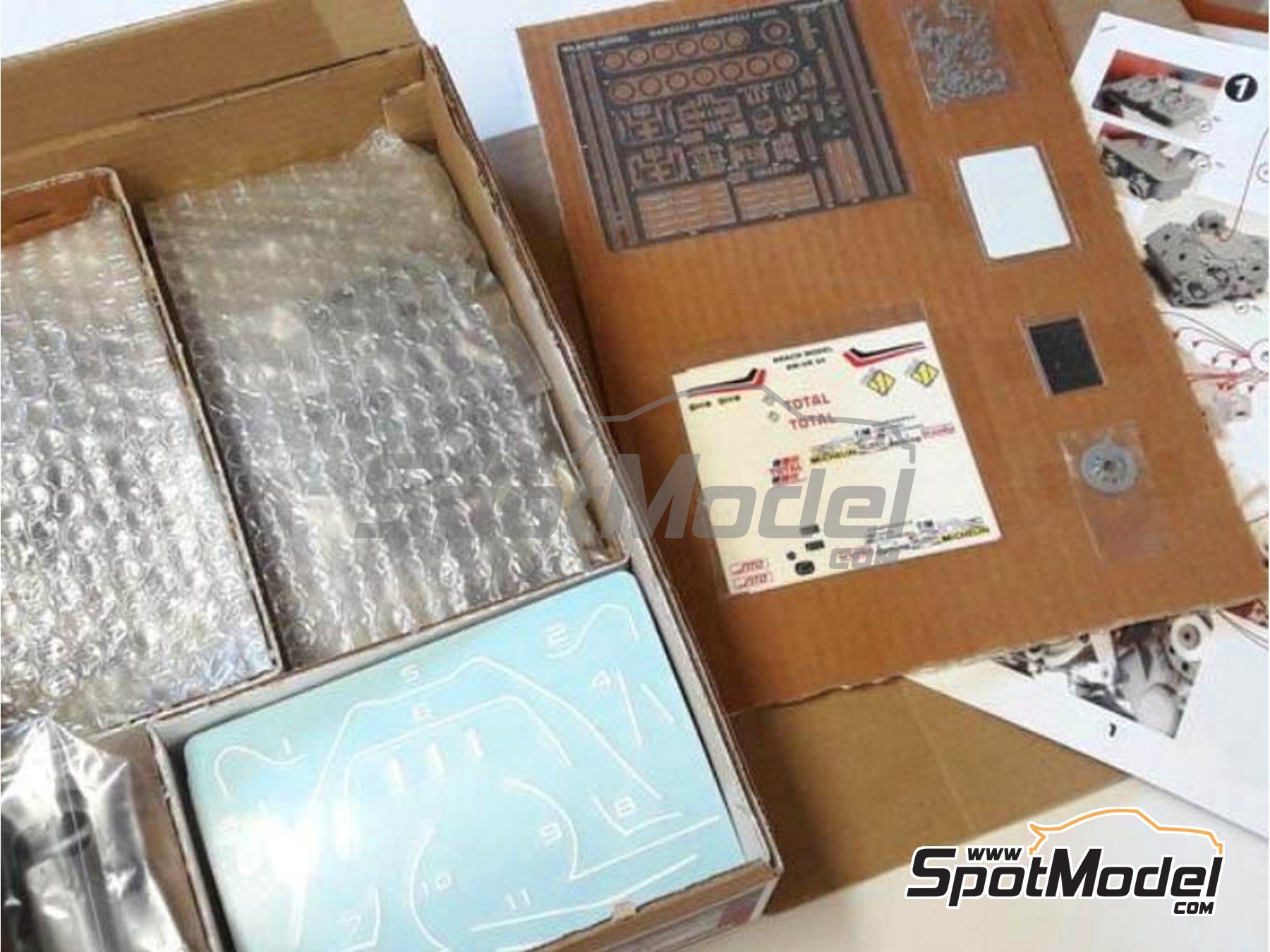 Image 1: Garelli 125cc - Campeonato del Mundo de Motociclismo 1984 | Maqueta de moto en escala 1/12 fabricado por Brach Model (ref. BM-VR04, tambien 4589936679994)