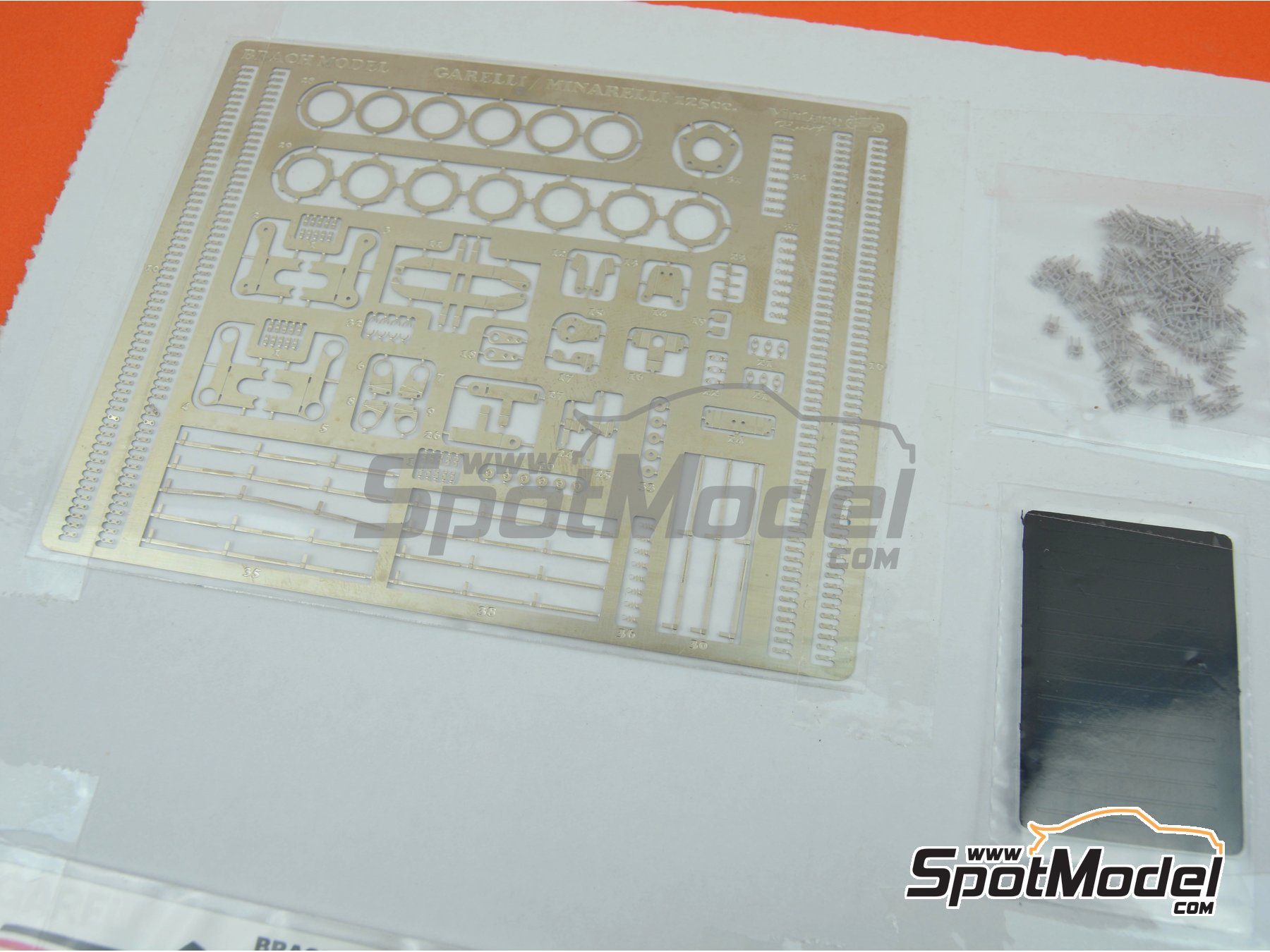 Image 21: Garelli 125cc - Campeonato del Mundo de Motociclismo 1984 | Maqueta de moto en escala 1/12 fabricado por Brach Model (ref. BM-VR04, tambien 4589936679994)